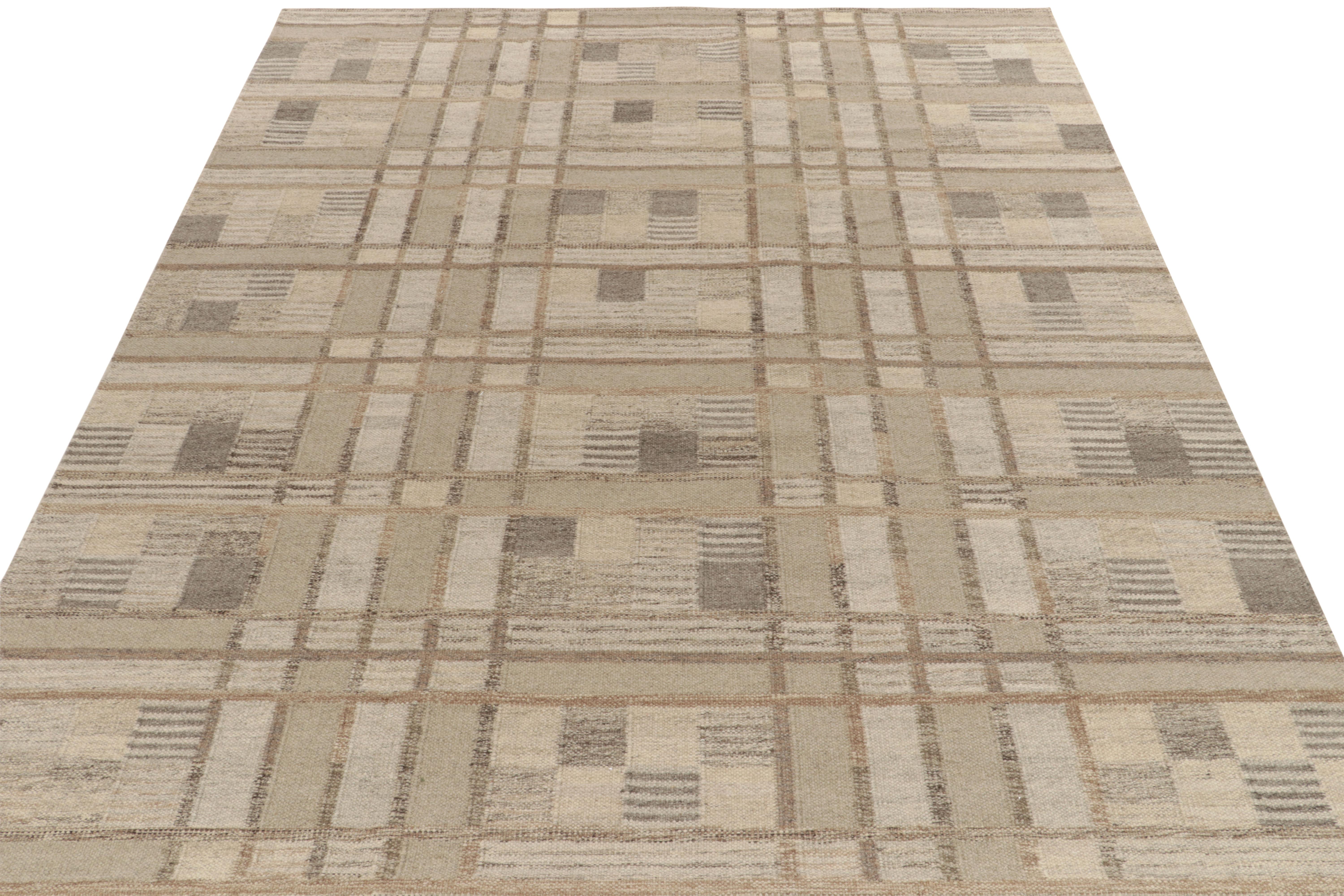Ein 10x12 Kelim-Teppich im schwedischen Stil aus unserem preisgekrönten skandinavischen Flachgewebe-Sortiment. Der Teppich zeigt ein raffiniertes Spiel von Beige-Braun mit Grau-Blau für eine kühle Stimmung, die sich geschickt mit der Geometrie für