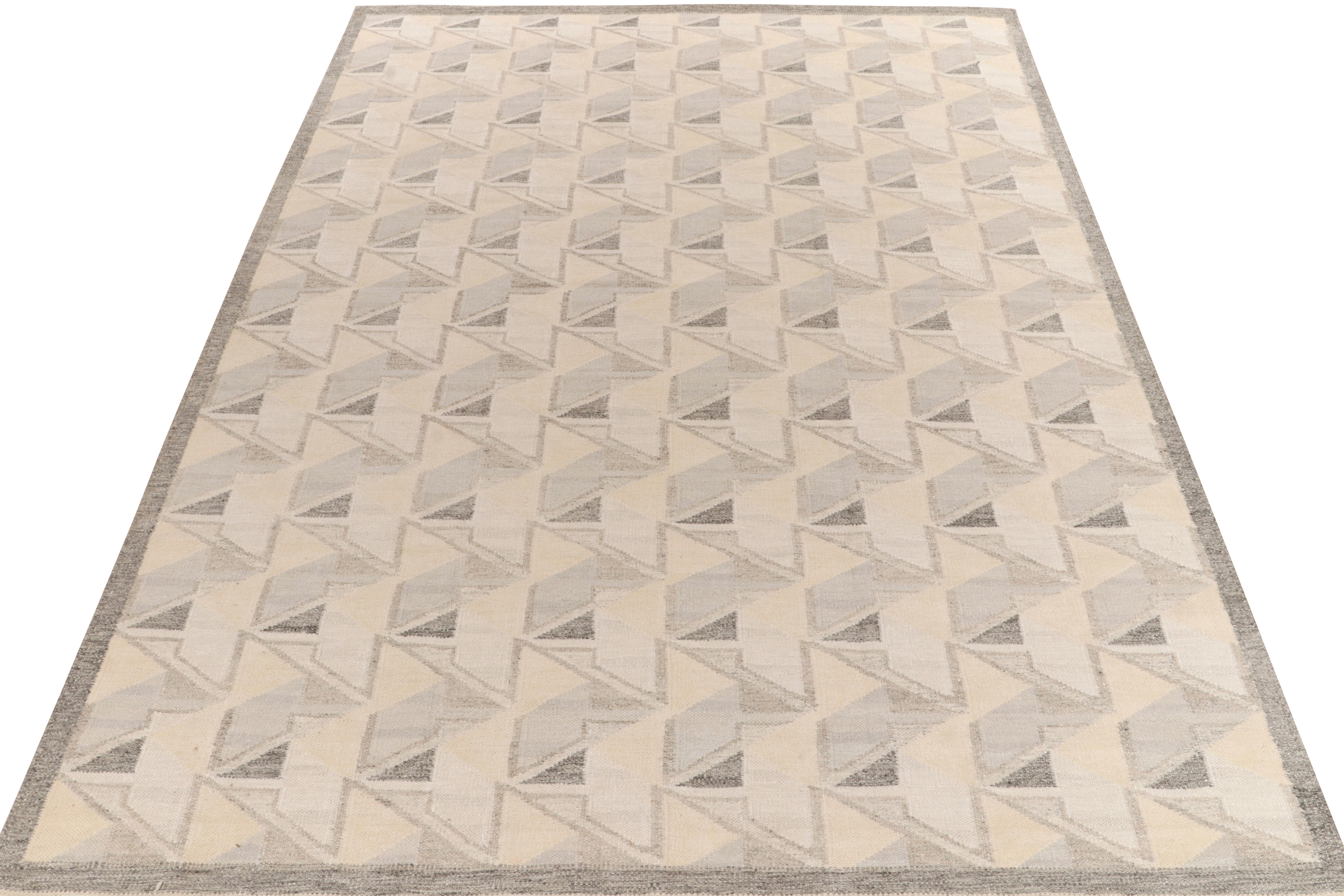 Le kilim de style scandinave de Rug & Kilim est issu de notre célèbre collection de tissage plat. Ce tapis 10x14 bénéficie de la finesse de l'esthétique suédoise avec un motif géométrique dextre qui donne une impression de 3D. La gamme de couleurs