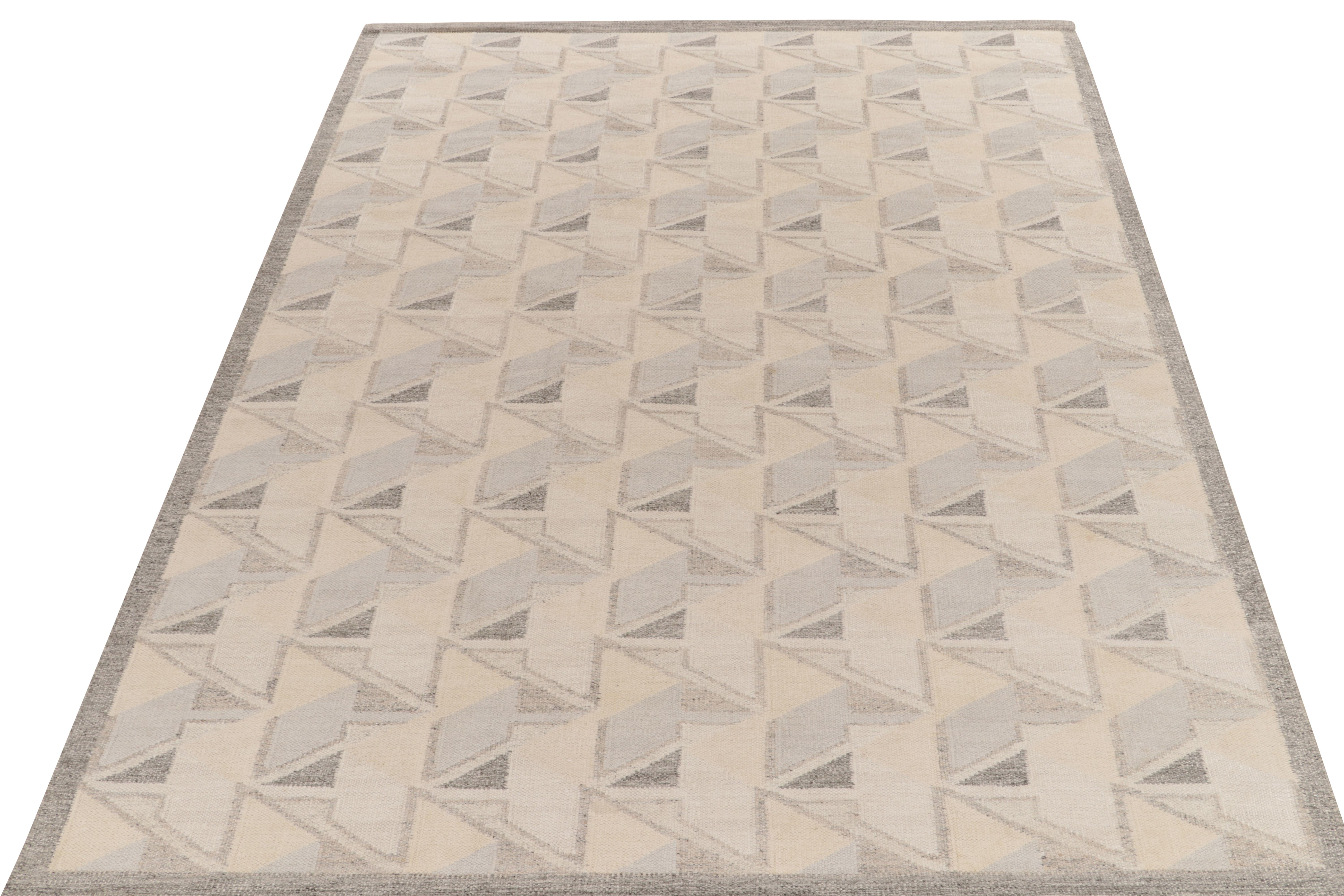 Der skandinavische Kelim von Rug & Kilim aus unserer berühmten Flachgewebe-Kollektion. Dieser Teppich im Format 9x12 genießt die Finesse schwedischer Ästhetik mit einem geschickten geometrischen Muster, das einen 3D-Eindruck vermittelt. Die
