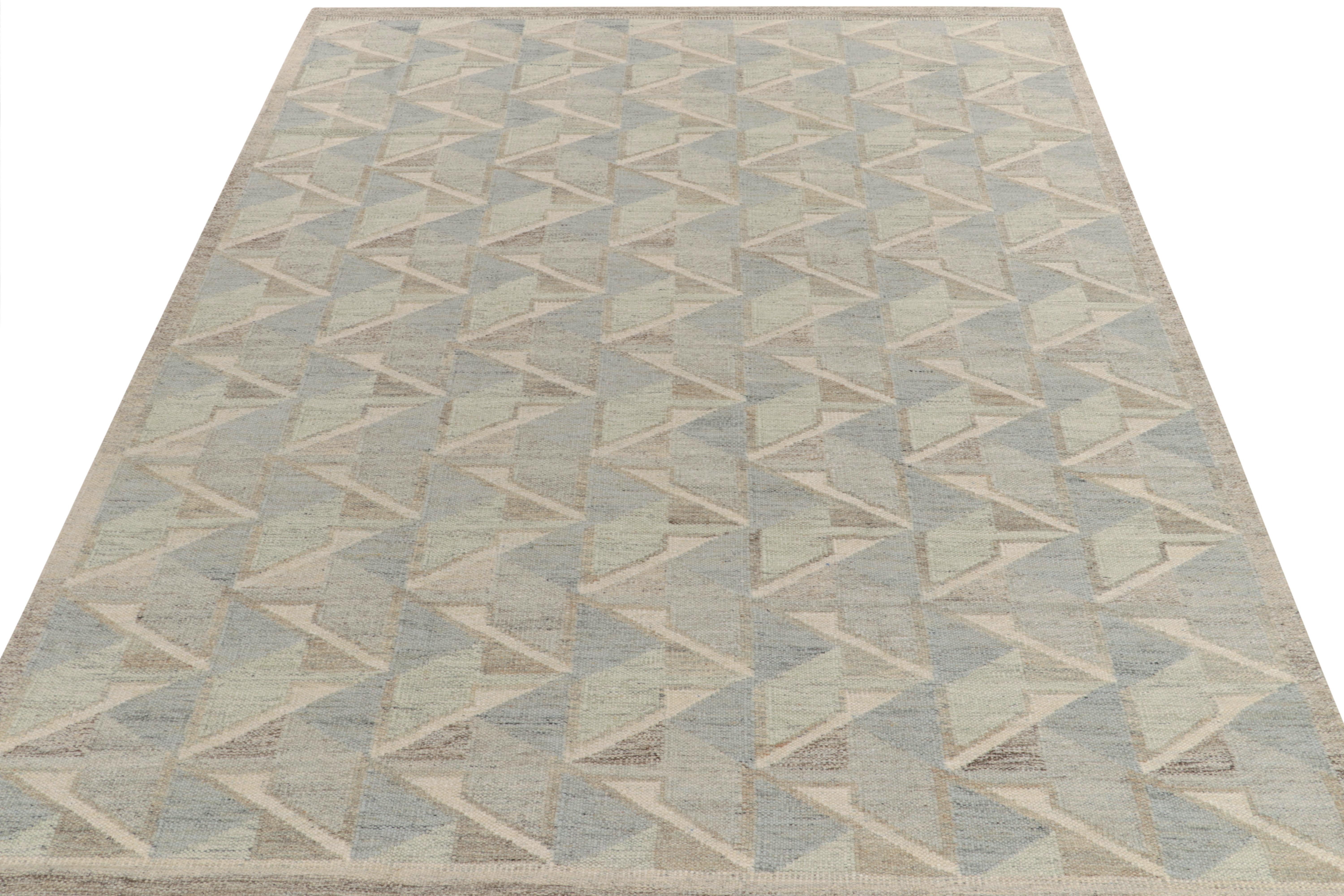 Der skandinavische Kelim von Rug & Kilim aus unserer berühmten Flachgewebe-Textur der gleichnamigen, preisgekrönten Kollektion. Dieser Teppich im Format 9x12 genießt die Finesse schwedischer Ästhetik mit einem geschickten geometrischen Muster, das