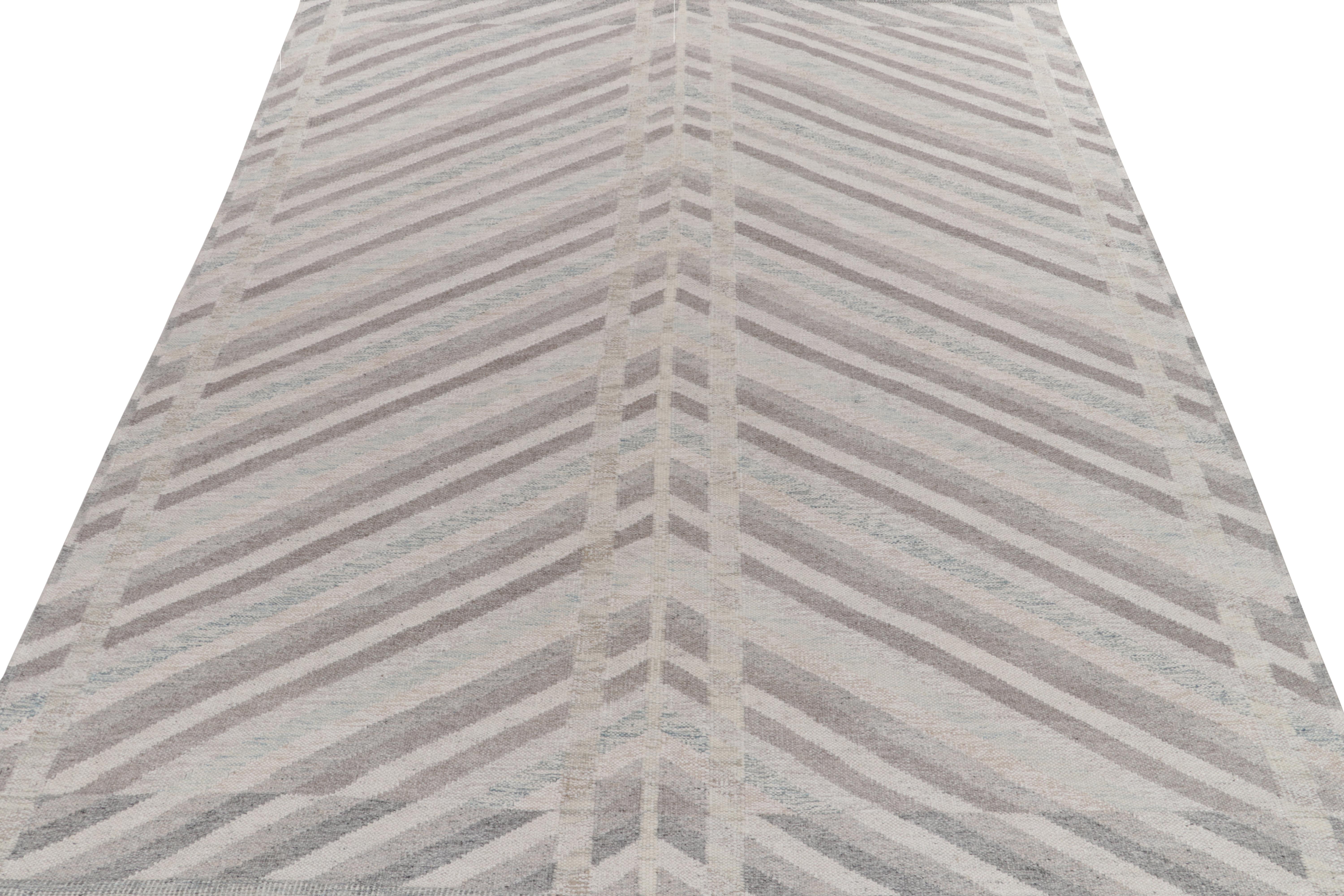 Parmi nos sélections de tissage plat primées, un tapis kilim 10x12 de style scandinave illustrant les principes de mouvement et de symétrie sublimes. Tissé à la main en laine, les stries nettes se transforment en chevrons qui s'épanouissent sur