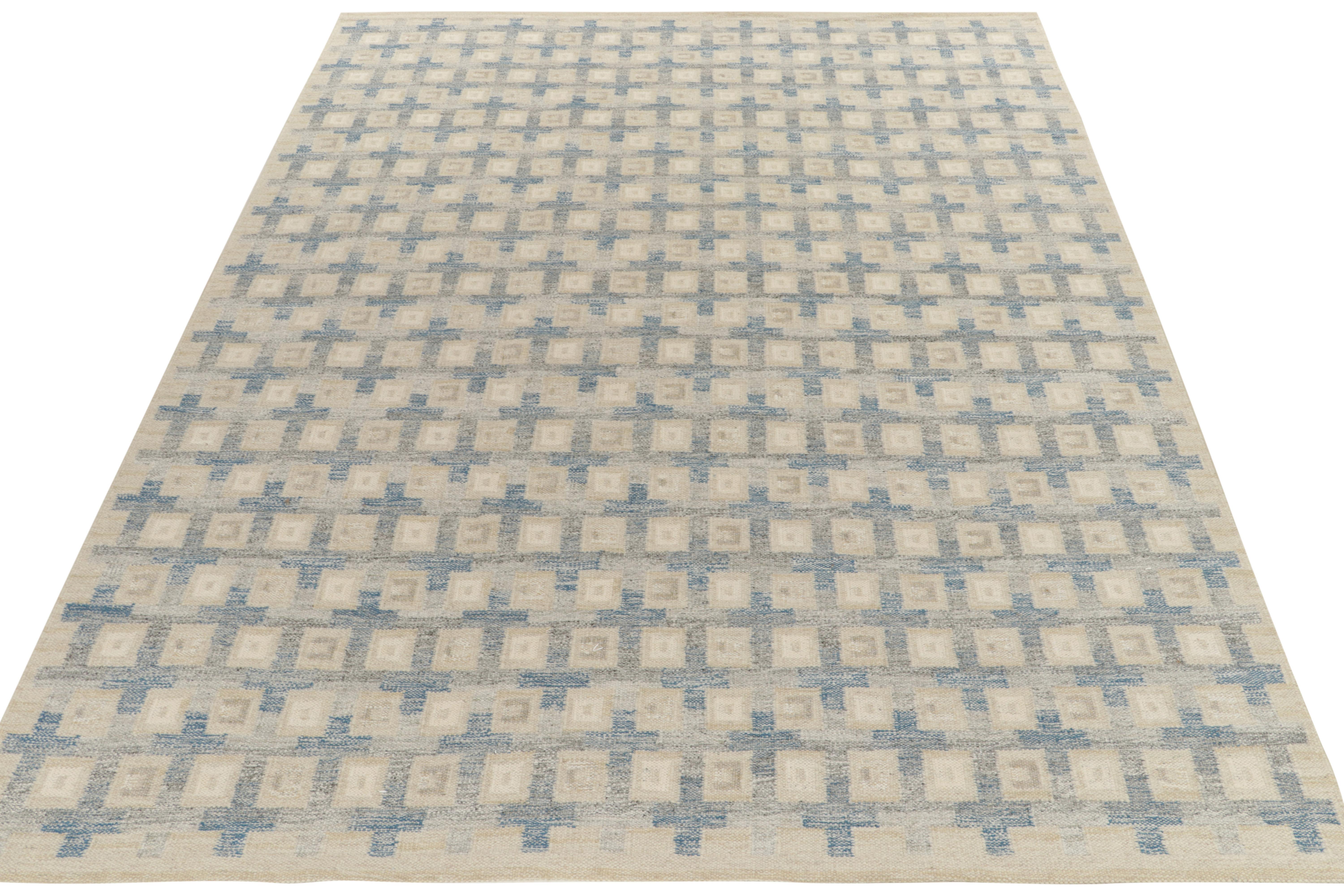 Ein handgewebtes Flachgewebe aus der preisgekrönten skandinavischen Kilim-Kollektion von Rug & Kilim. Dieser 10 x 14 große Teppich veranschaulicht die strukturelle Sensibilität der Linie, da er das geometrische Muster im Stil der Jahrhundertmitte