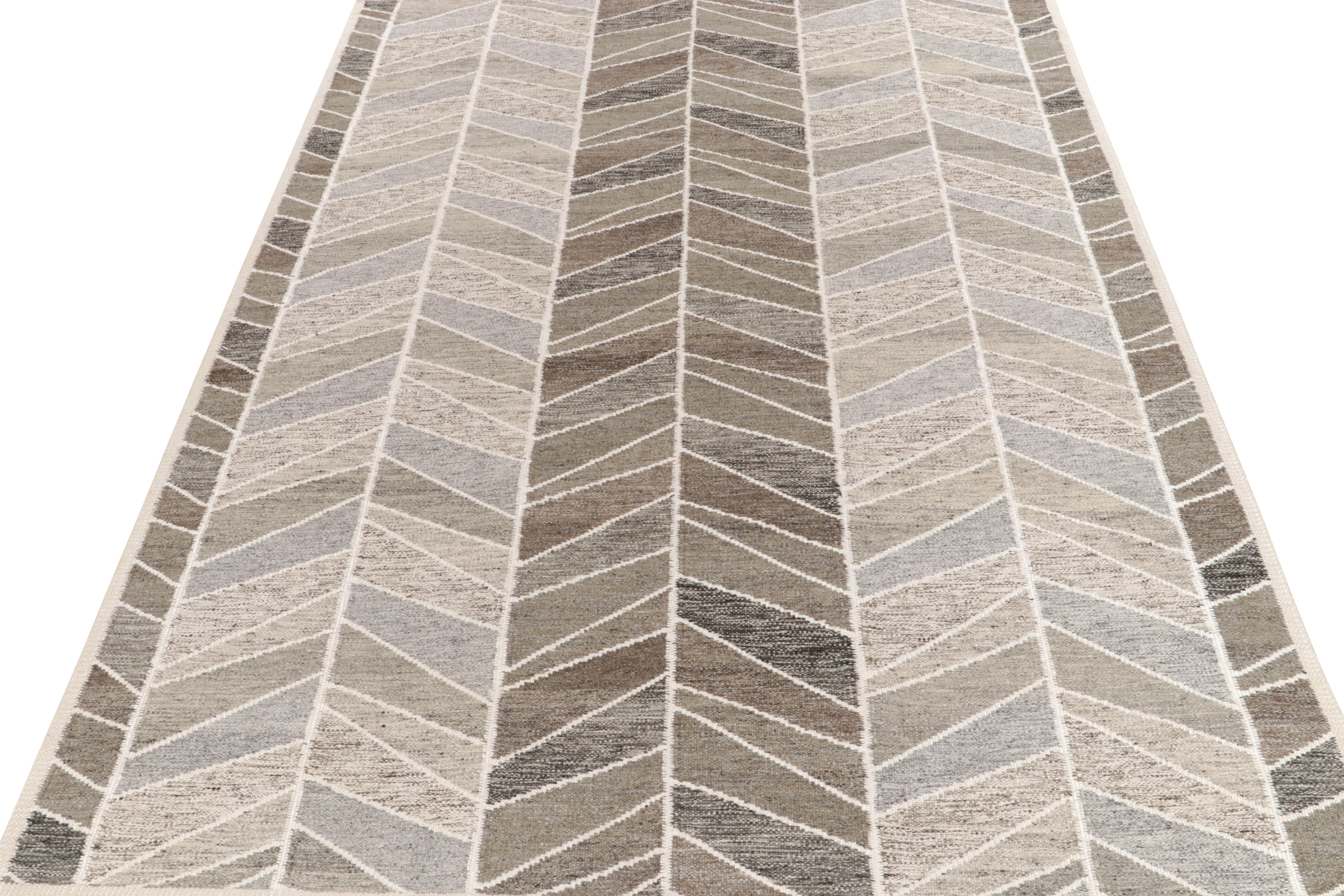 Aus unserem preisgekrönten Flachgewebe-Sortiment: ein 9x12 großer Kelim im skandinavischen Stil, der Bewegung und Symmetrie ausstrahlt. 

Weiter zum Design: Handgewebt aus Wolle, umhüllen die klaren weißen Streifen ein feines geometrisches Muster,