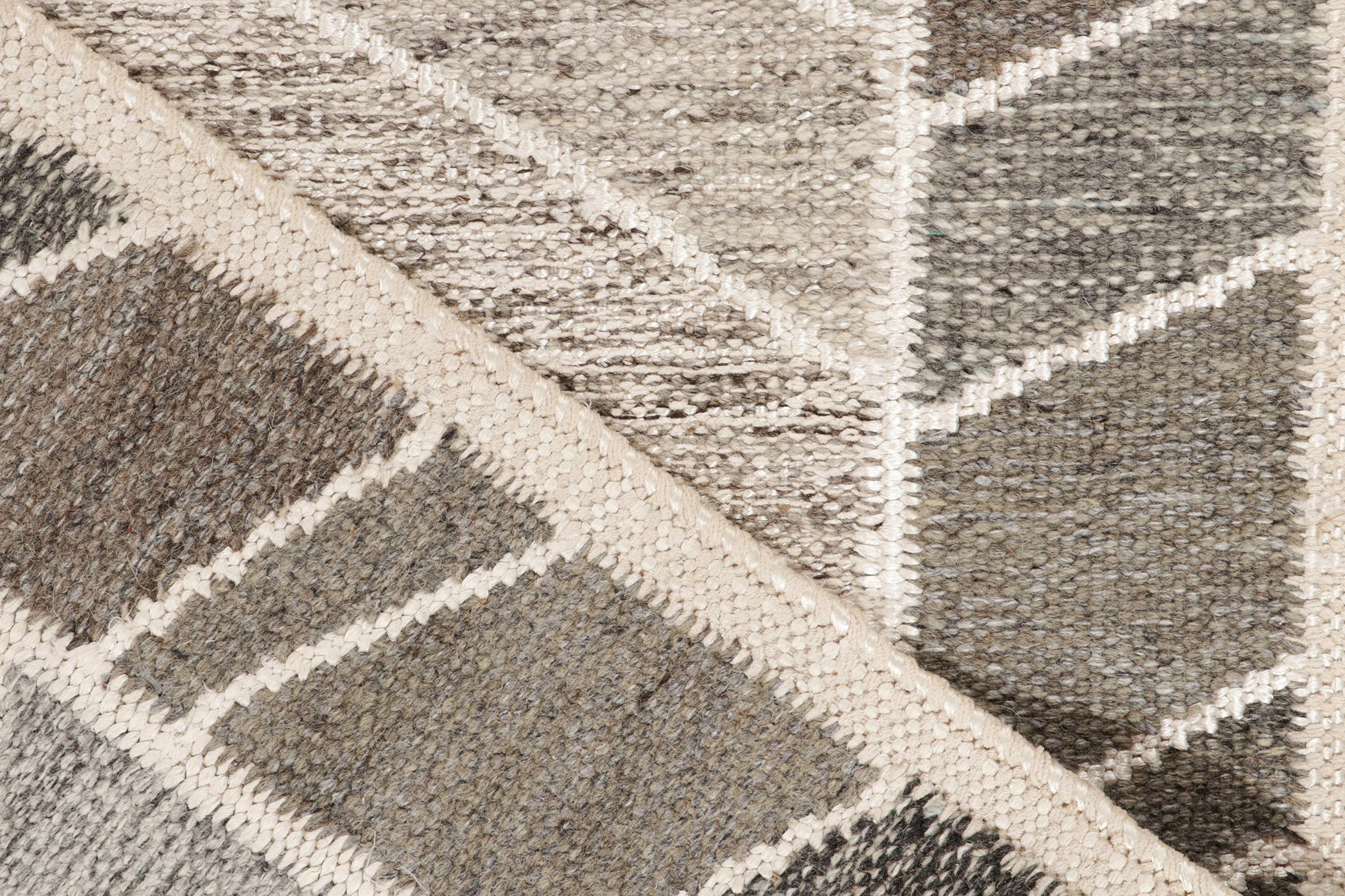 Teppich & Kelim-Teppich im skandinavischen Stil aus braunem und geometrischem Muster im Zustand „Neu“ im Angebot in Long Island City, NY