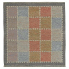 Teppich & Kelim-Teppich im skandinavischen Stil in Grau mit buntem geometrischem Muster