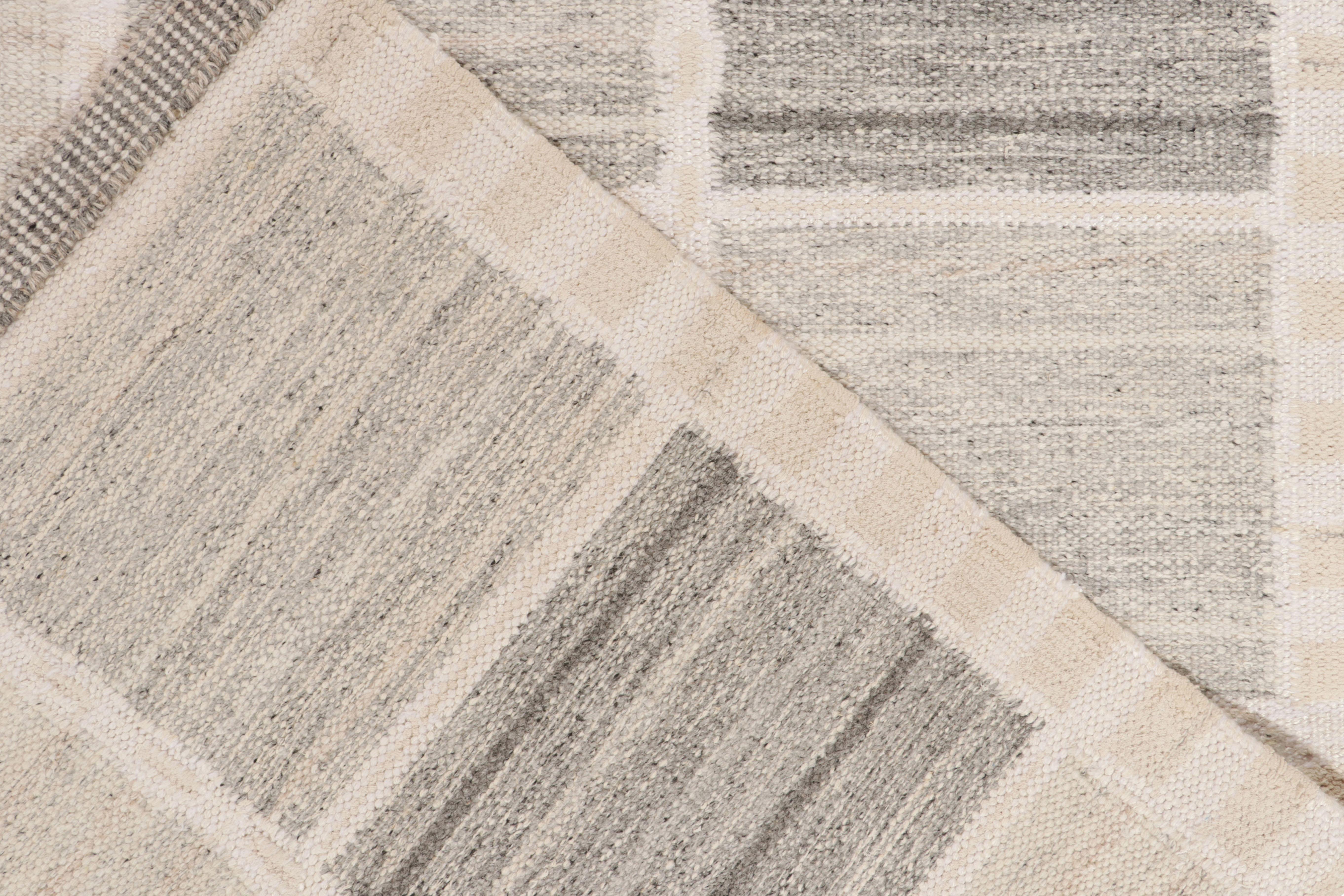 Contemporary Rug & Kilim's Scandinavian Style Kilim Rug in Gray, Off-White Geometric Pattern For Sale