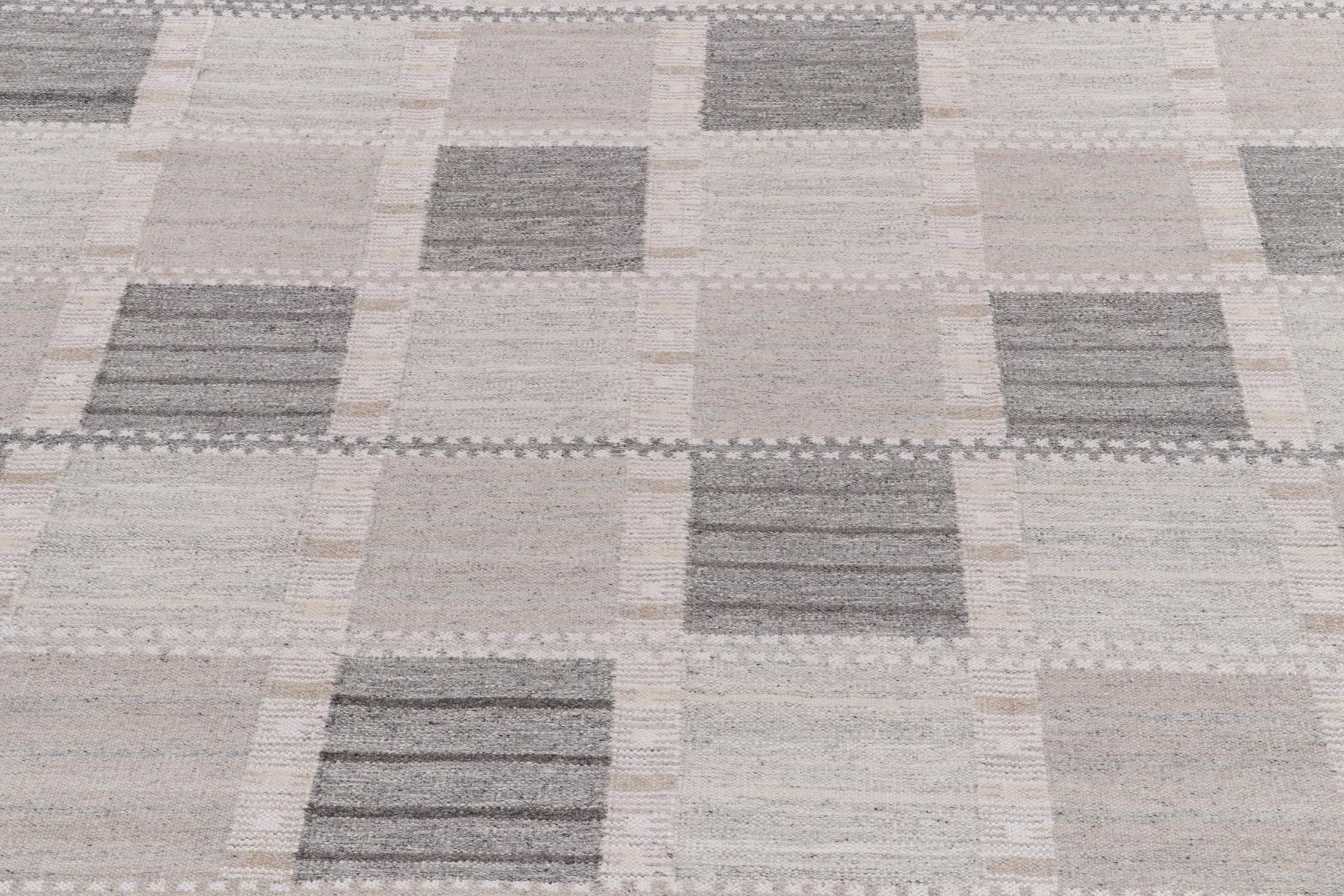 Annodato a mano Rug & Kilim è un tappeto Kilim in stile scandinavo di colore grigio, con motivo geometrico in pietra. in vendita