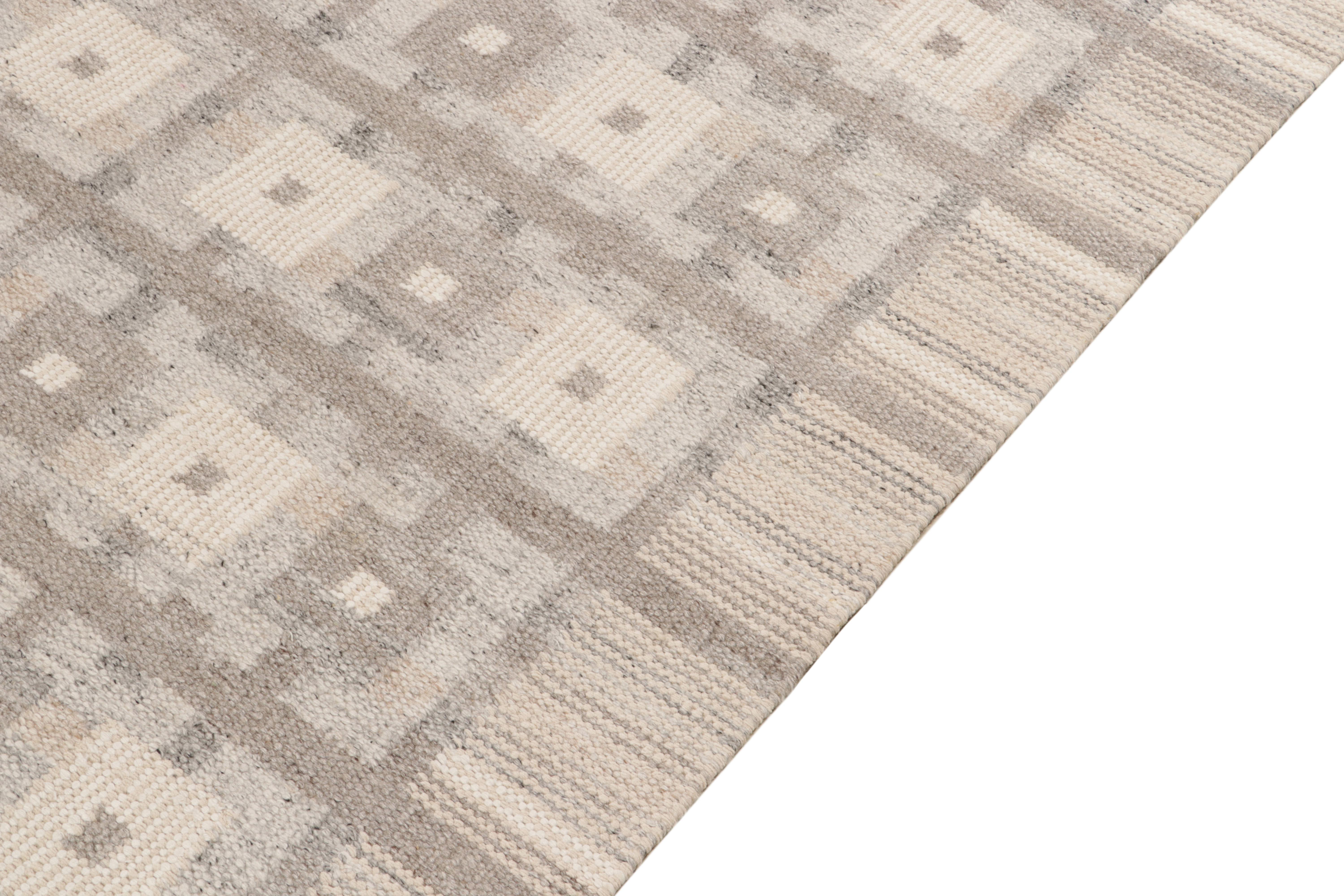 Hand-Knotted Rug & Kilim's Scandinavian Style Kilim rug in Greige, White Geometric pattern For Sale
