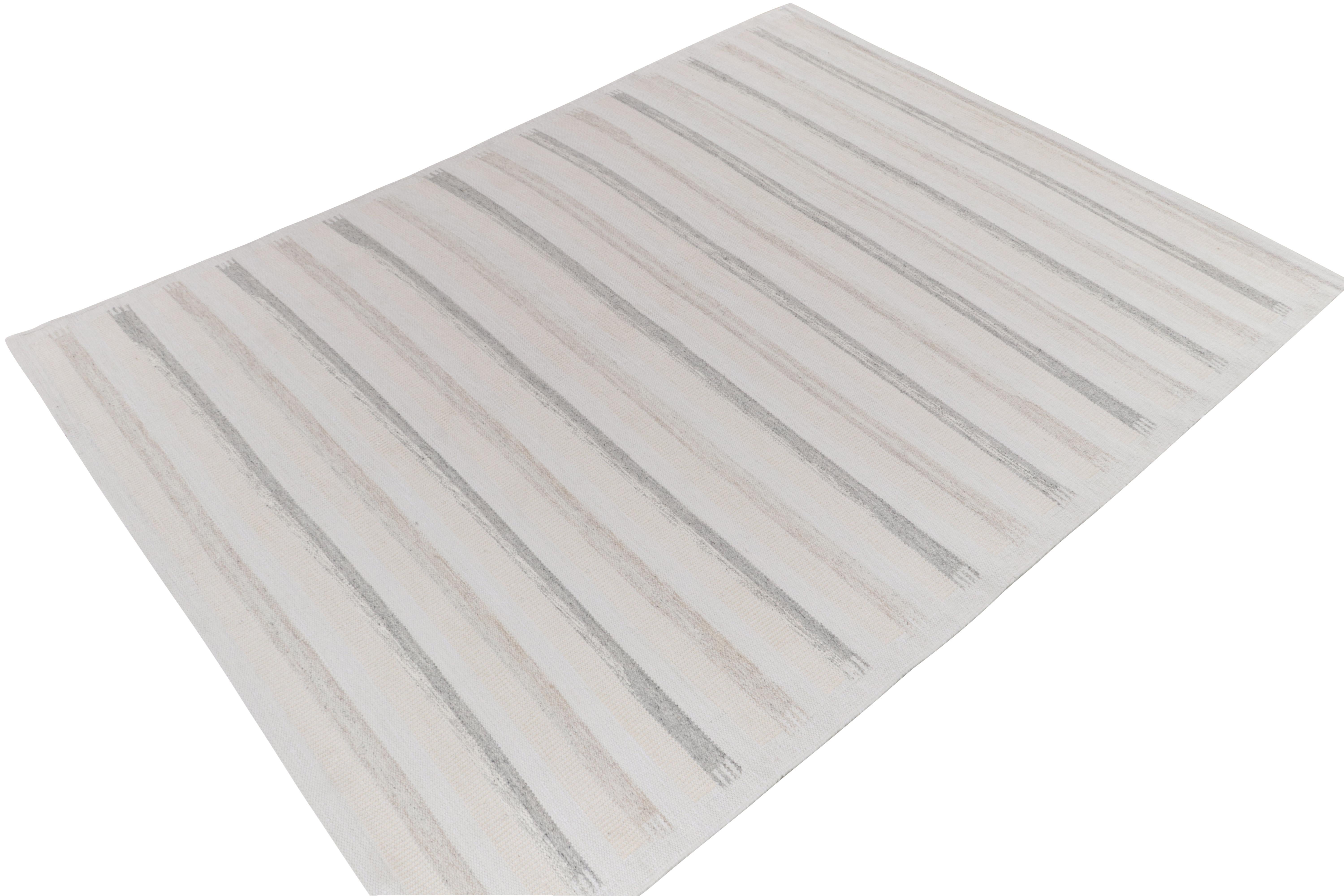Teppich & Kelim-Teppich im skandinavischen Stil in Grau mit weißen Streifenmustern (Skandinavische Moderne) im Angebot