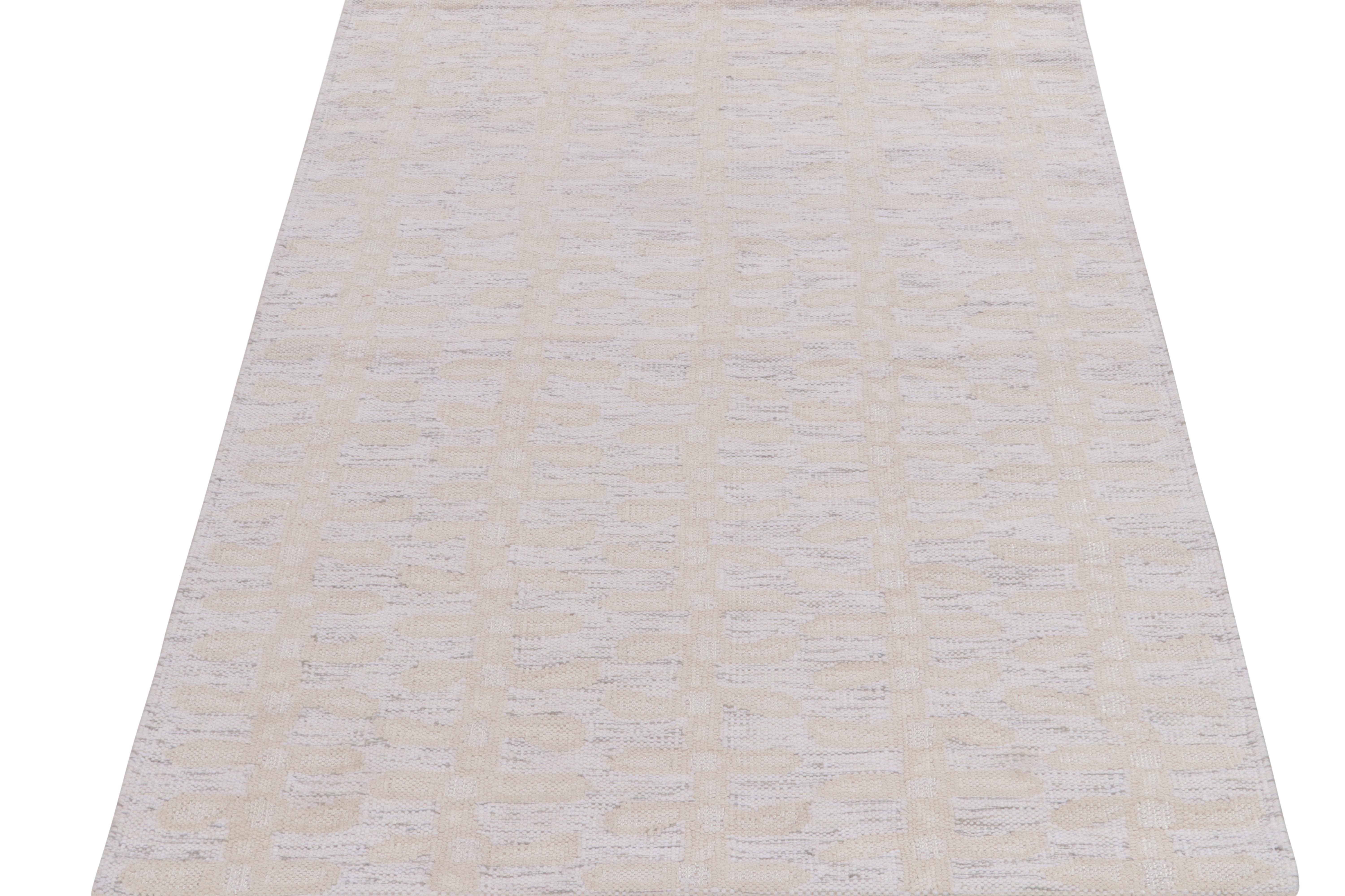 Tessuto a mano in lana di alta qualità, un kilim 5 x 7 del nostro pluripremiato repertorio di trame piatte scandinave. Il tappeto kilim è caratterizzato da un profondo movimento geometrico che si esprime nei toni tenui del grigio, del bianco e del