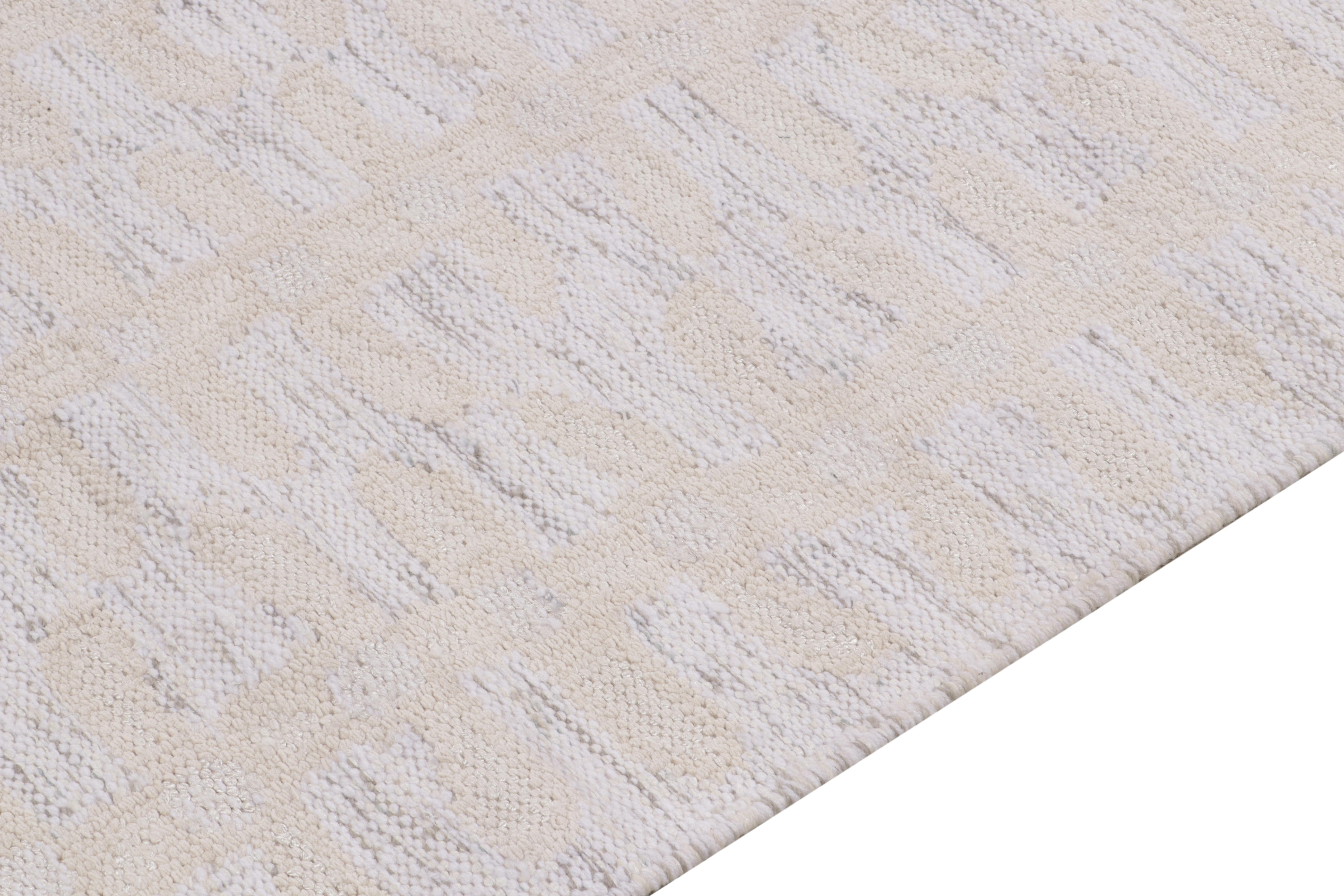 Indiano Tappeto Kilim in stile scandinavo con motivo geometrico grigio e bianco di Rug & Kilim in vendita