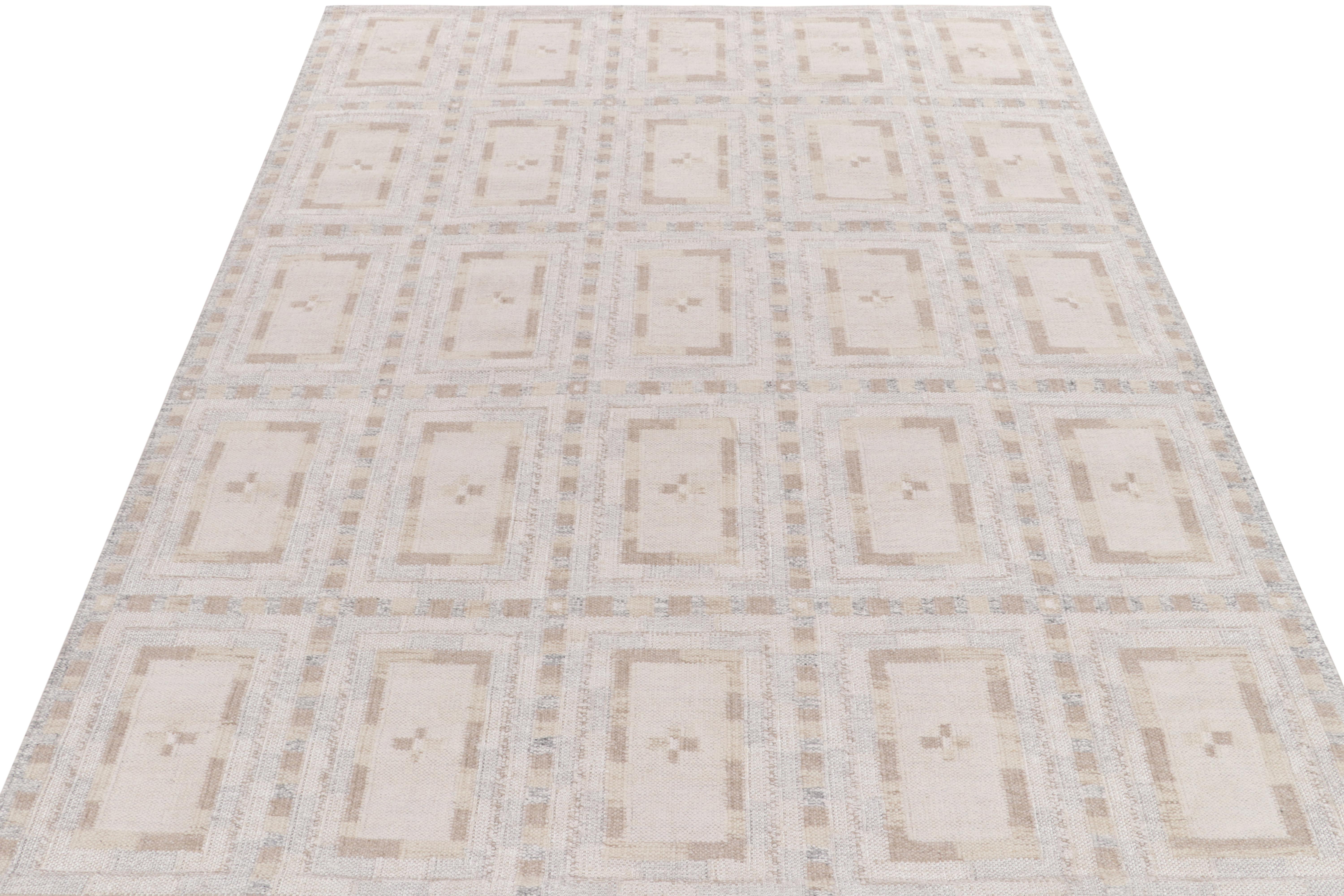 Un tapis kilim 8x10 de style suédois, issu de nos sélections primées de tissage plat scandinave. La pièce présente un jeu sophistiqué de beige et de marron avec du bleu gris pour un accent complexe, mais froid, aux teintes blanches. Les connaisseurs