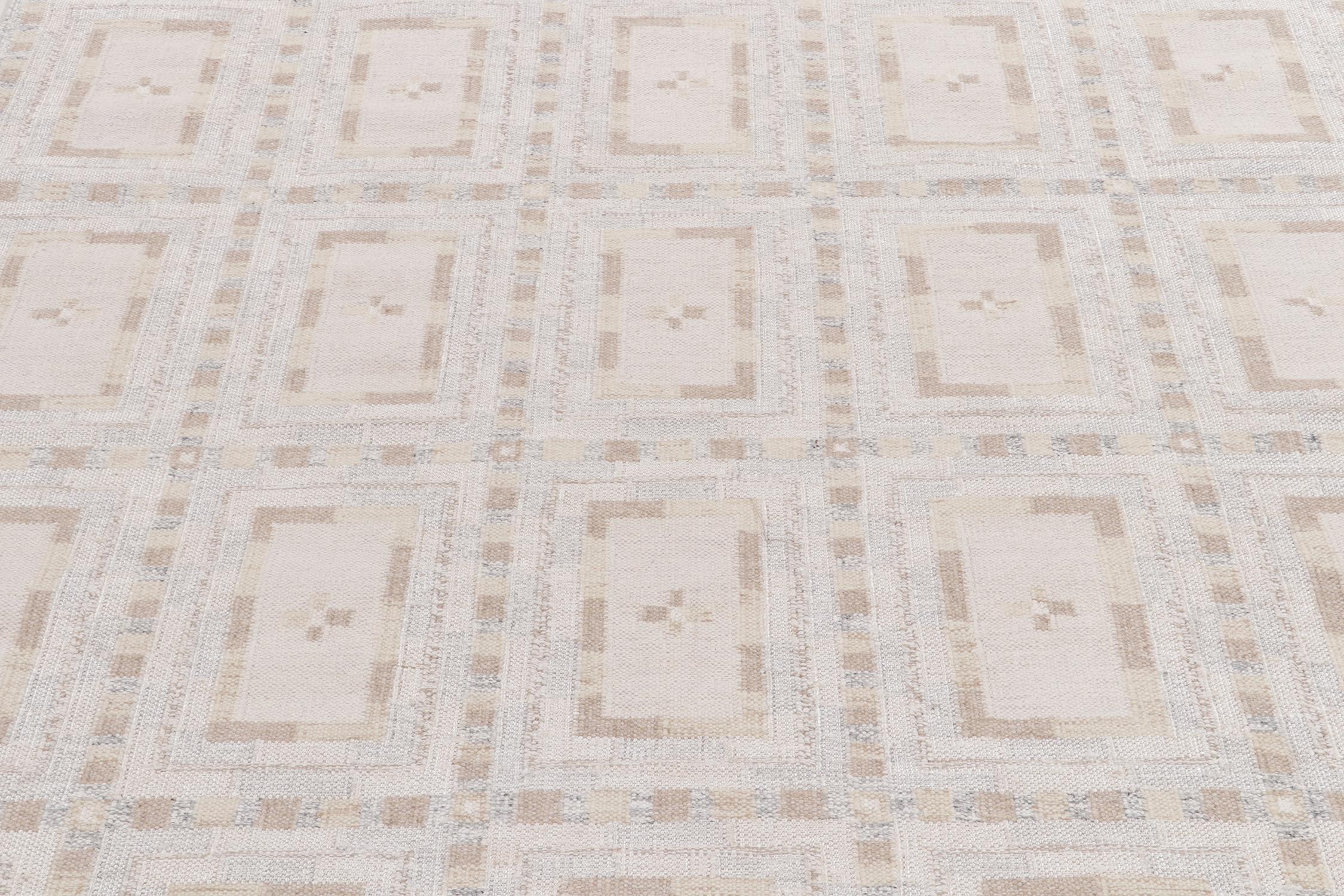 Indien Tapis Kilim de style scandinave blanc, beige à motif géométrique par Rug & Kilim en vente