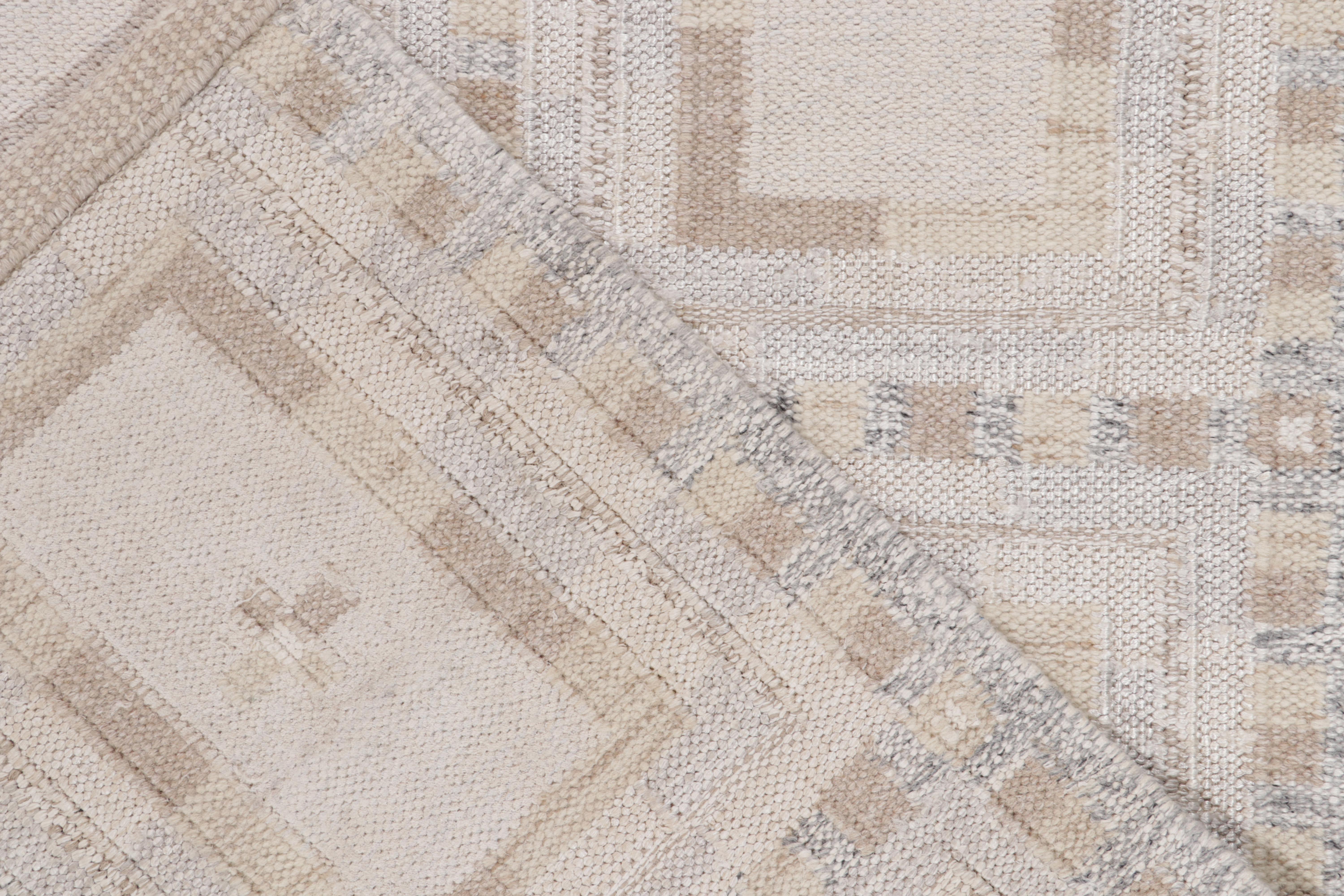 XXIe siècle et contemporain Tapis Kilim de style scandinave blanc, beige à motif géométrique par Rug & Kilim en vente