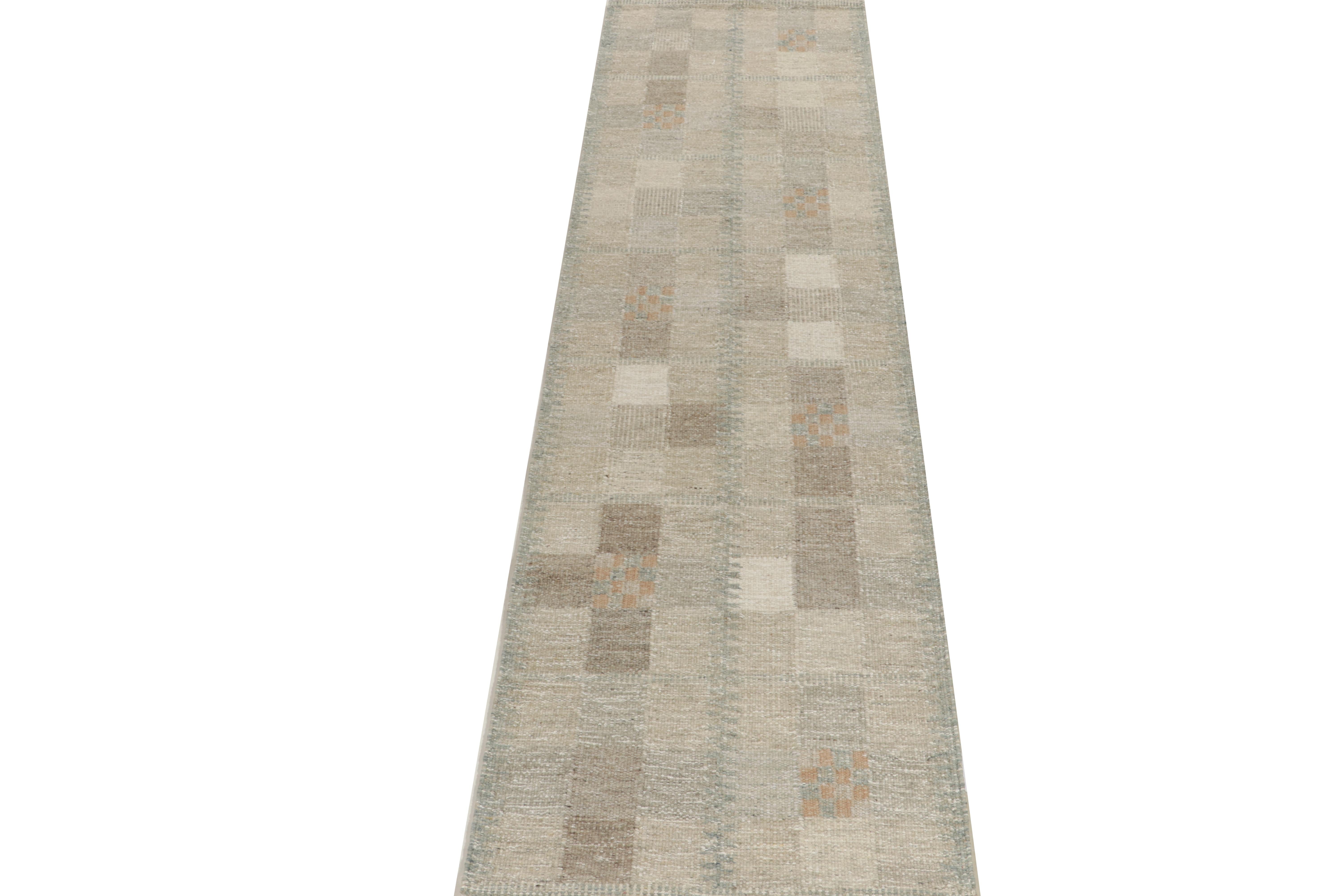 Un kilim 3x12 de style suédois, issu de nos sélections primées d'armures plates scandinaves. Le tapis présente un jeu sophistiqué de beige-brun et de bleu-gris pour une ambiance fraîche, habilement mariée à la géométrie pour un mouvement défini.