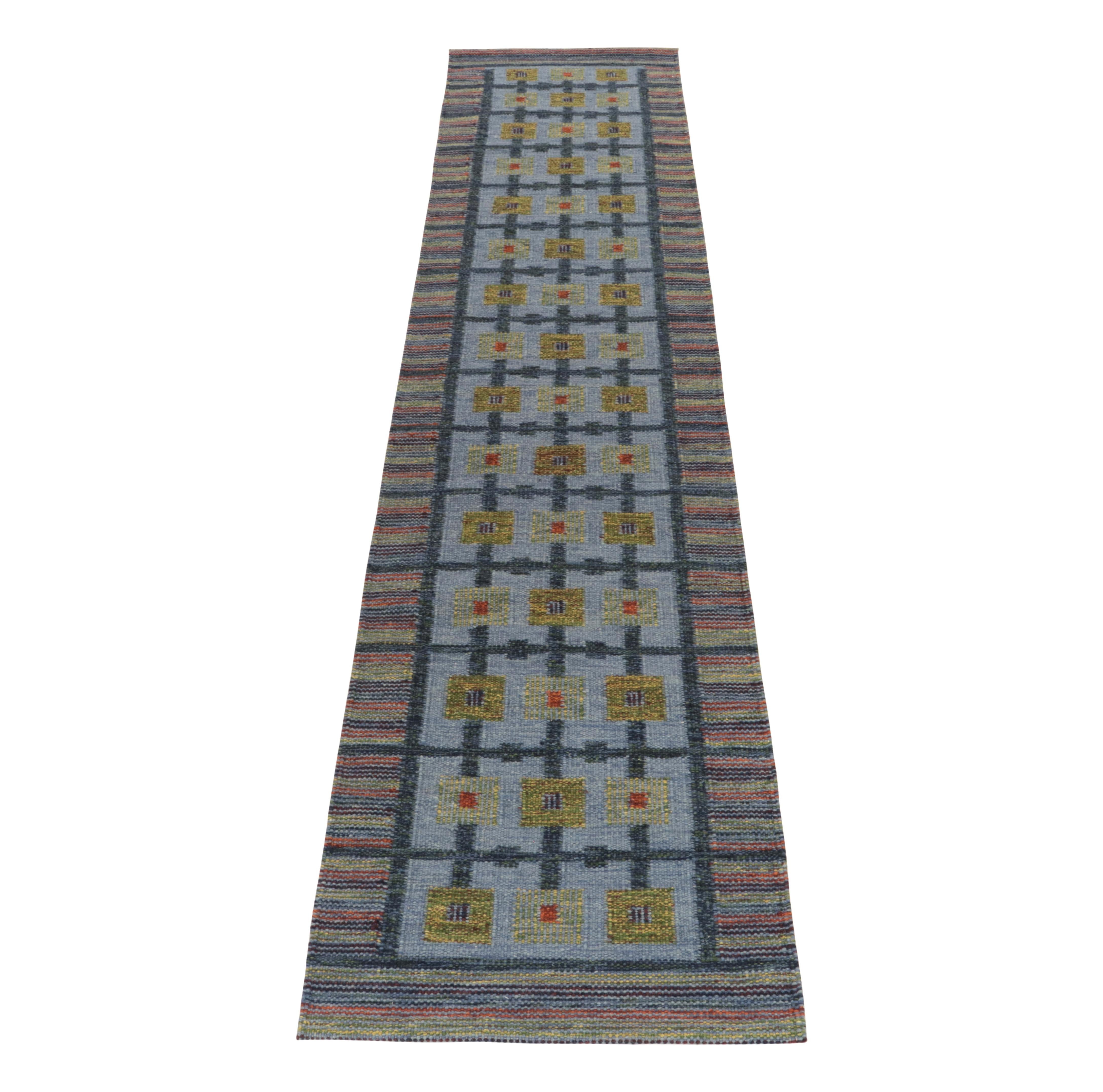 Ein elegantes Flachgewebe im Art-Déco-Stil aus der preisgekrönten Scandinavian Kilim Collection'S von Rug & Kilim. Dieser Läufer mit den Maßen 3x13 ist ein Beispiel für die strukturelle Sensibilität der Linie, da er das geometrische Muster im Stil