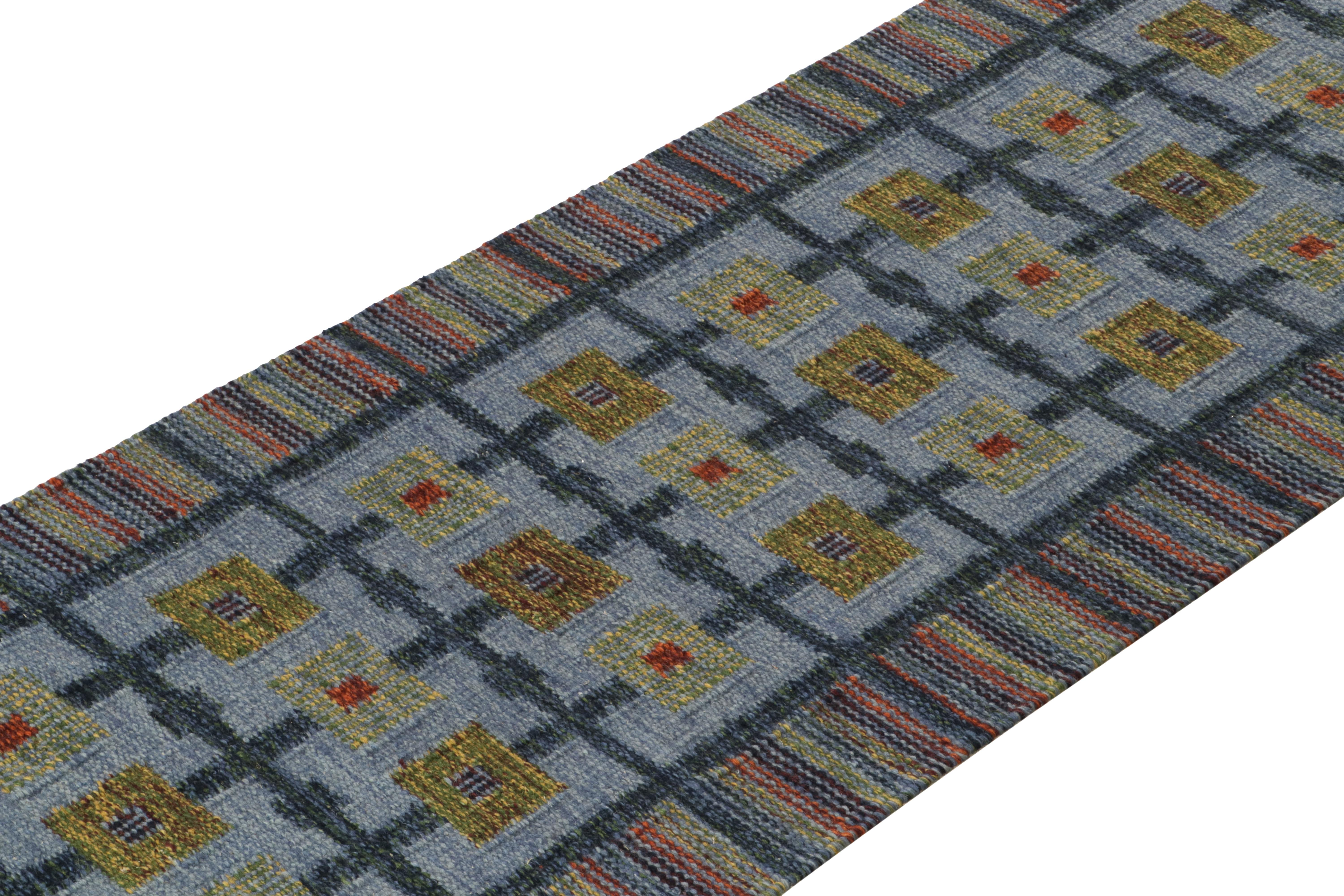 Skandinavischer Kilim Läufer in Blau, Grün Geometrisches Muster von Rug & Kilim (Indisch) im Angebot
