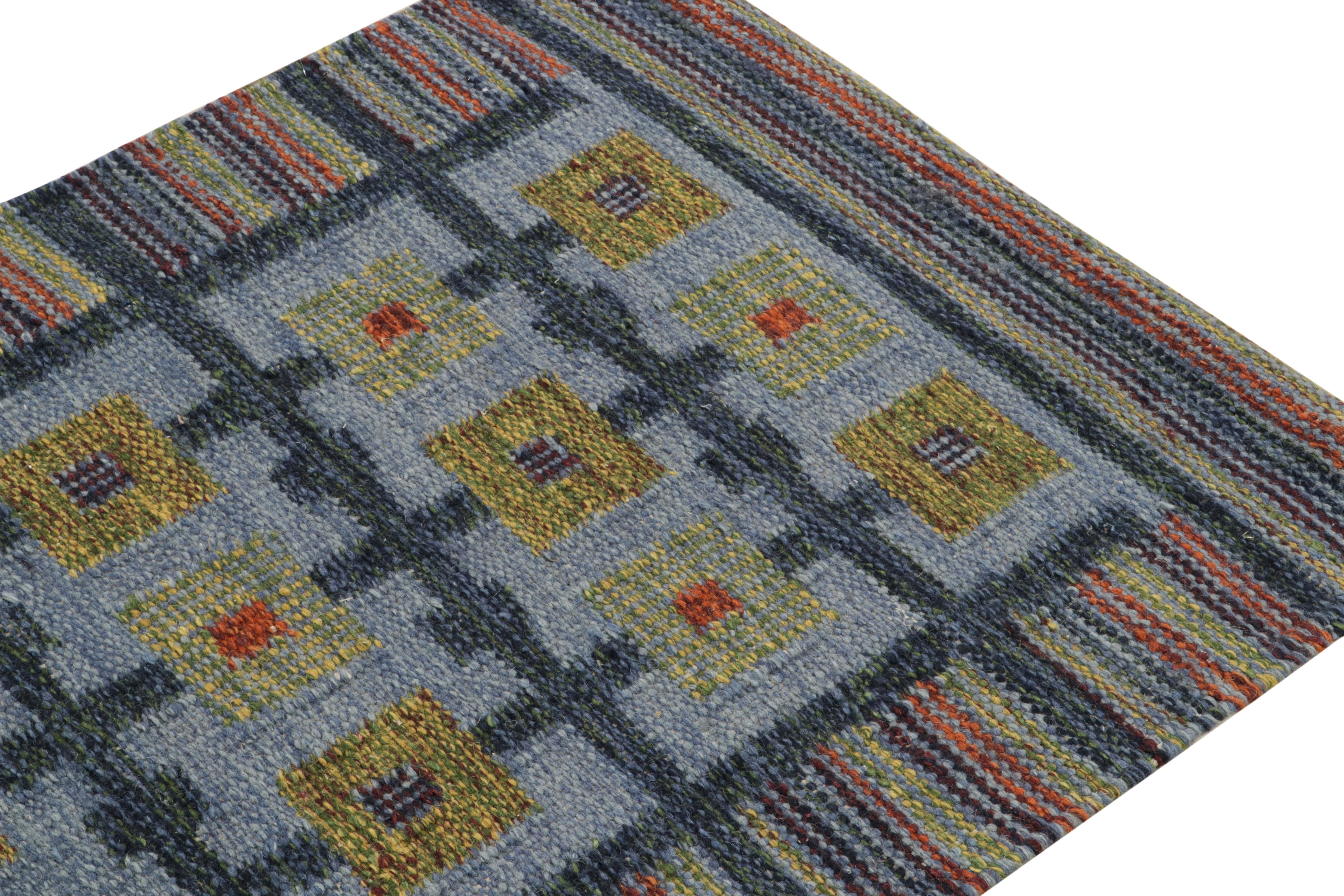 Skandinavischer Kilim Läufer in Blau, Grün Geometrisches Muster von Rug & Kilim im Zustand „Neu“ im Angebot in Long Island City, NY