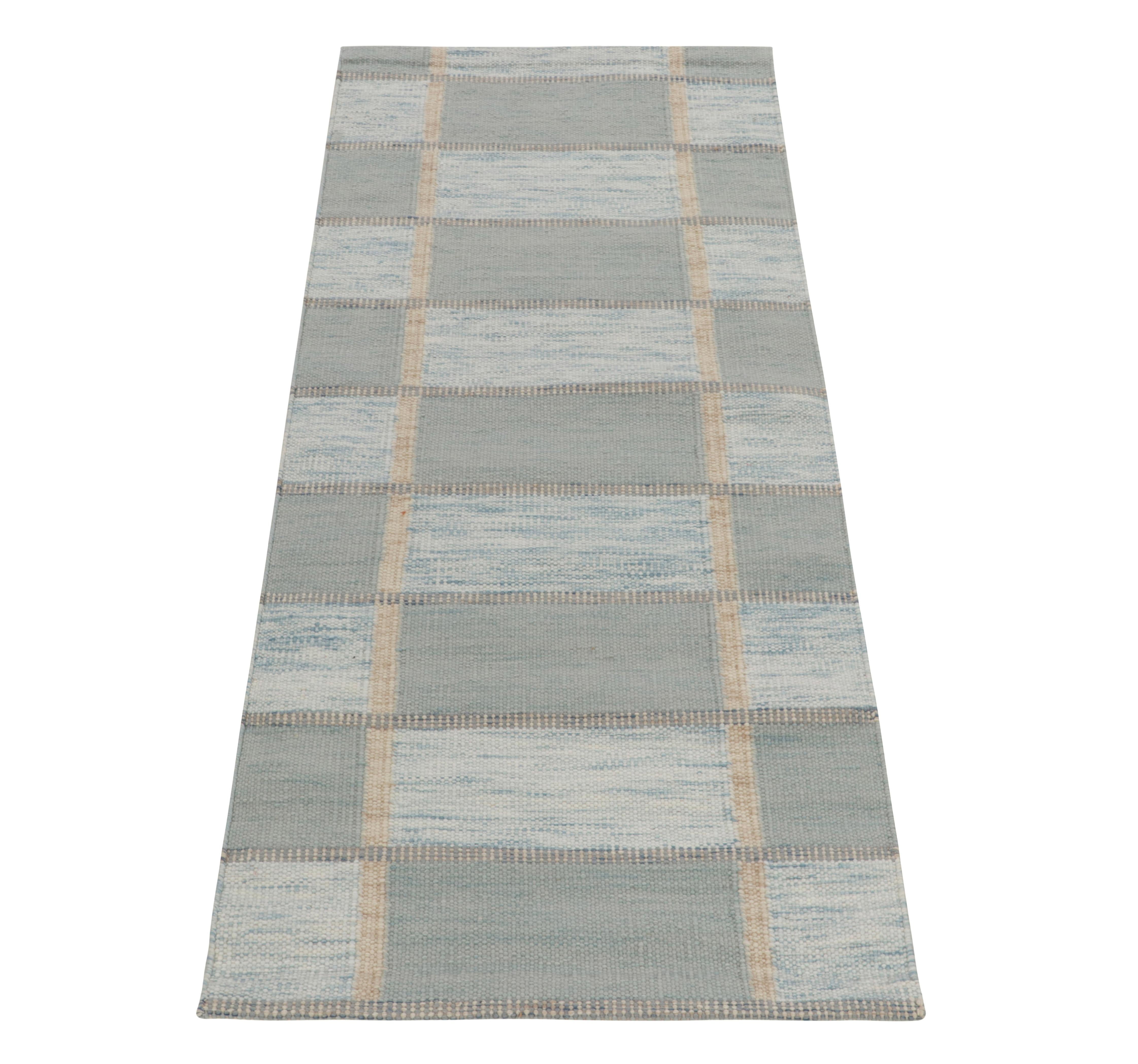 Ein 3x7 Flachgewebe aus der preisgekrönten Scandinavian Collection'S von Rug & Kilim. Dieser besondere Läufer hat einen kühlen Ton mit einem sauberen geometrischen Muster in beruhigenden Blautönen und üppigem Beige für eine erfrischende Farbgebung.