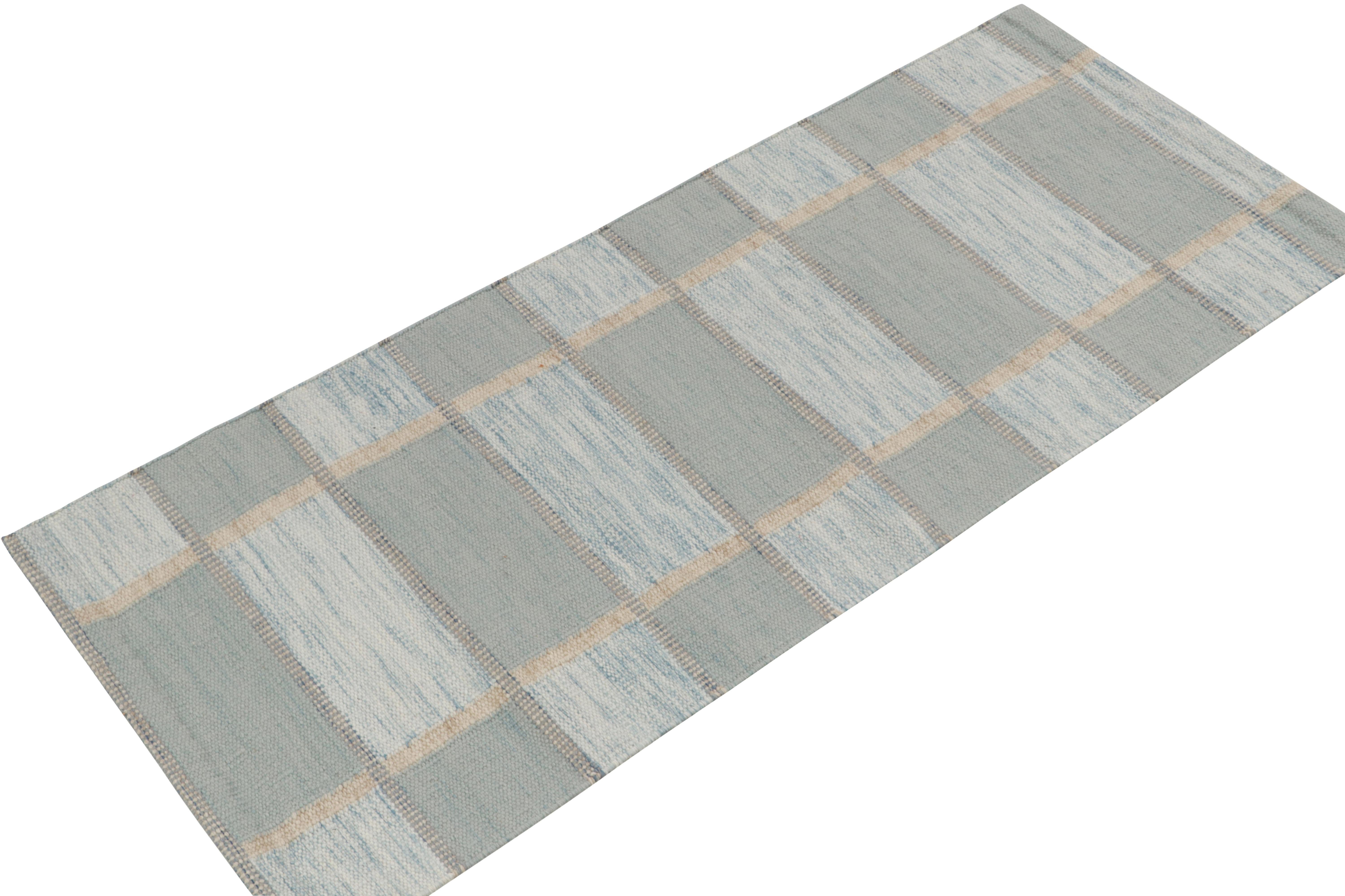 Skandinavischer Kilim-Läufer mit geometrischem Muster in Blau und Weiß von Rug & Kilim (Skandinavische Moderne) im Angebot