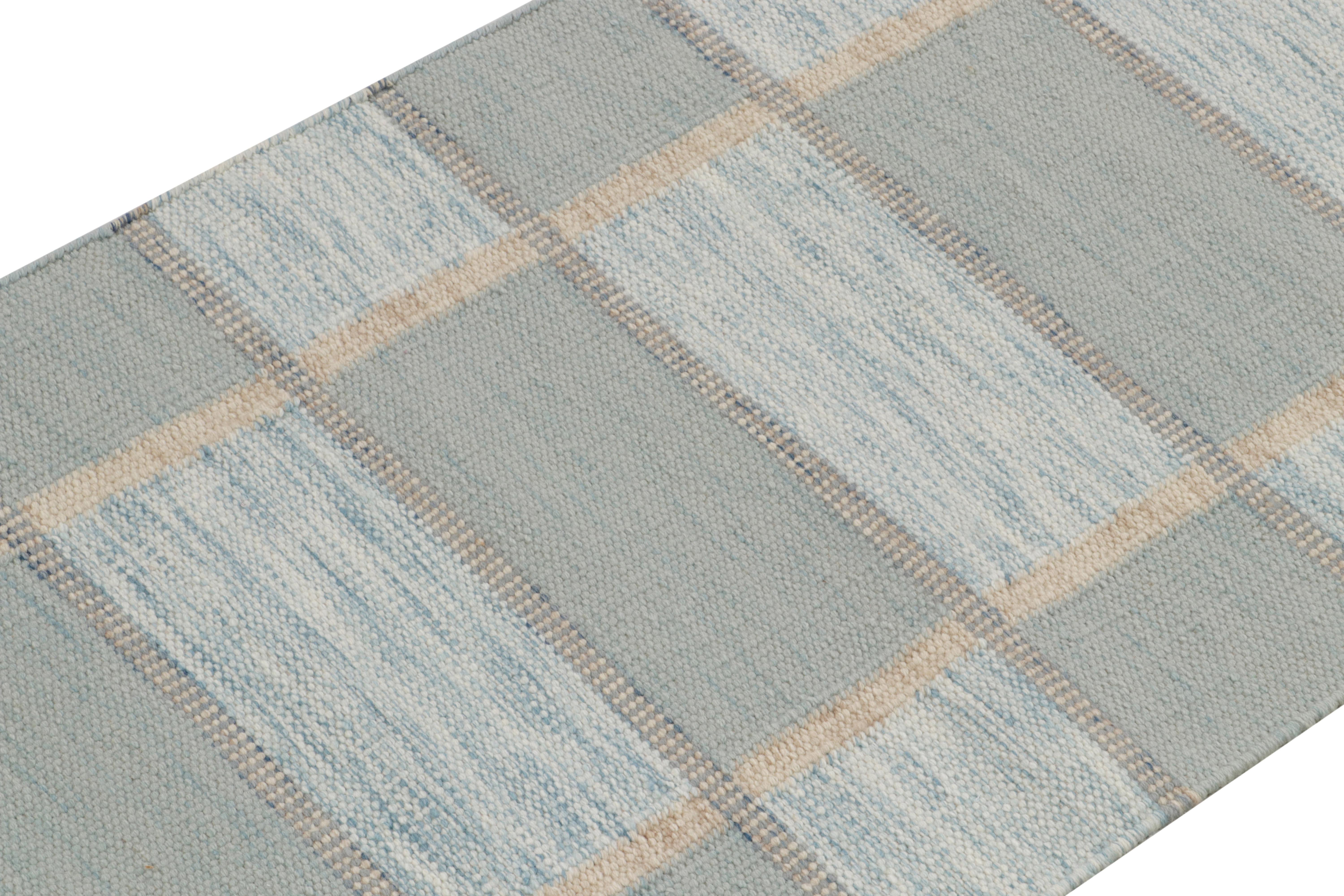 Skandinavischer Kilim-Läufer mit geometrischem Muster in Blau und Weiß von Rug & Kilim (Indisch) im Angebot