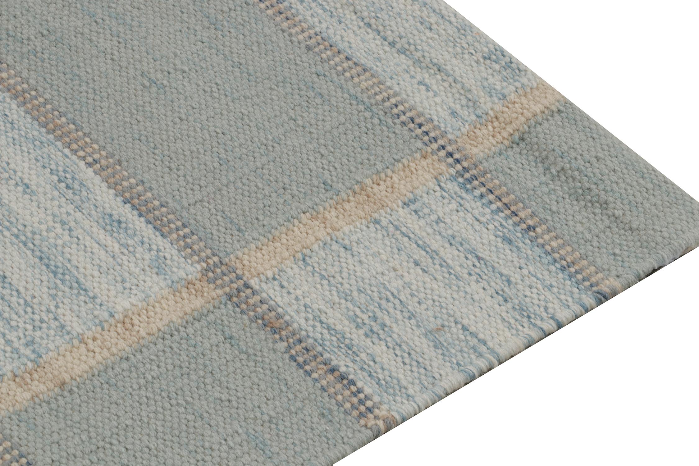 Skandinavischer Kilim-Läufer mit geometrischem Muster in Blau und Weiß von Rug & Kilim (Handgeknüpft) im Angebot