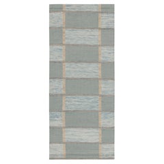 Skandinavischer Kilim-Läufer mit geometrischem Muster in Blau und Weiß von Rug 
Kilim