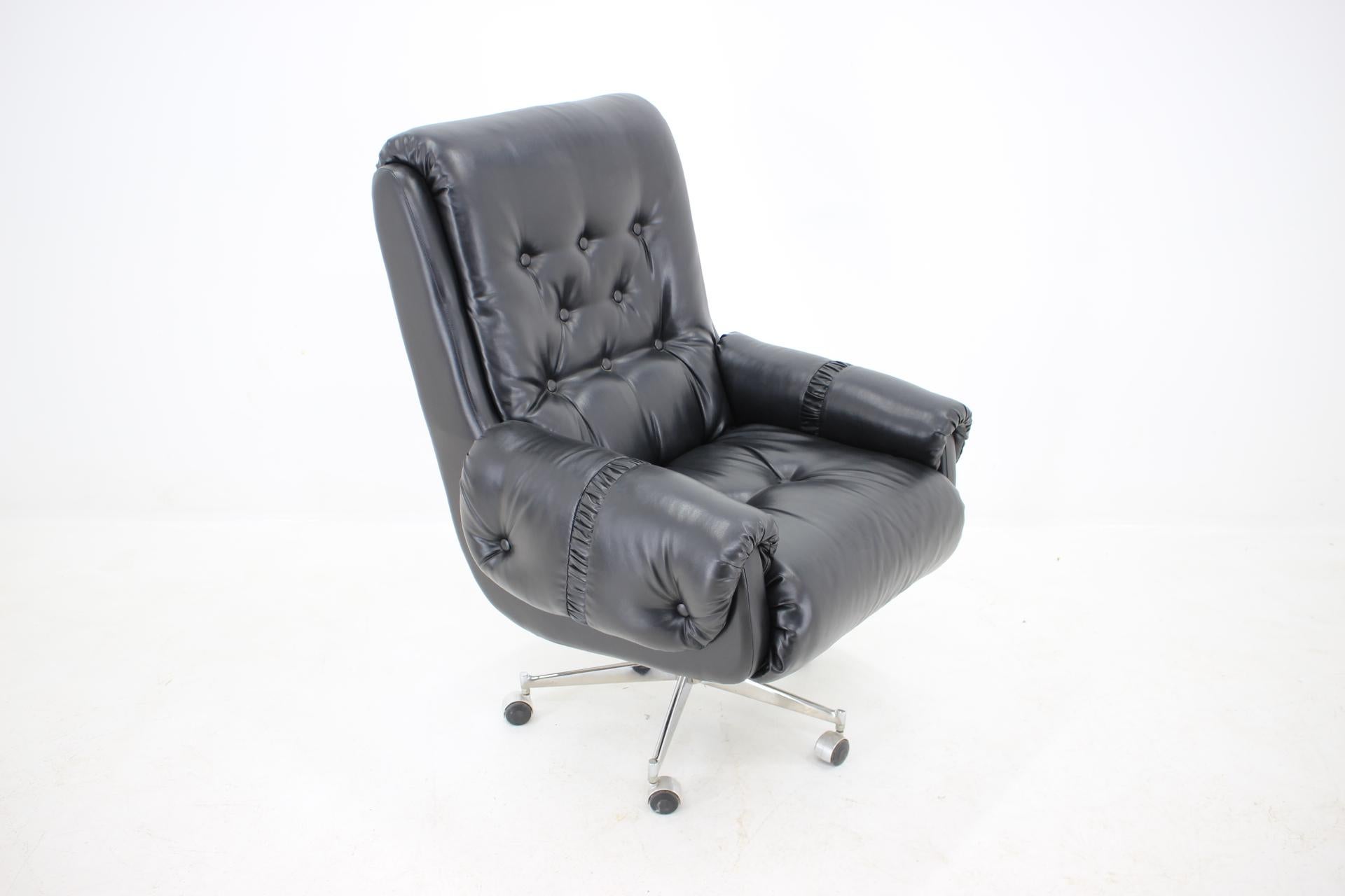Scandinavian Style Leather Office Swivel Armchairs, 1970s In Good Condition For Sale In Praha, CZ