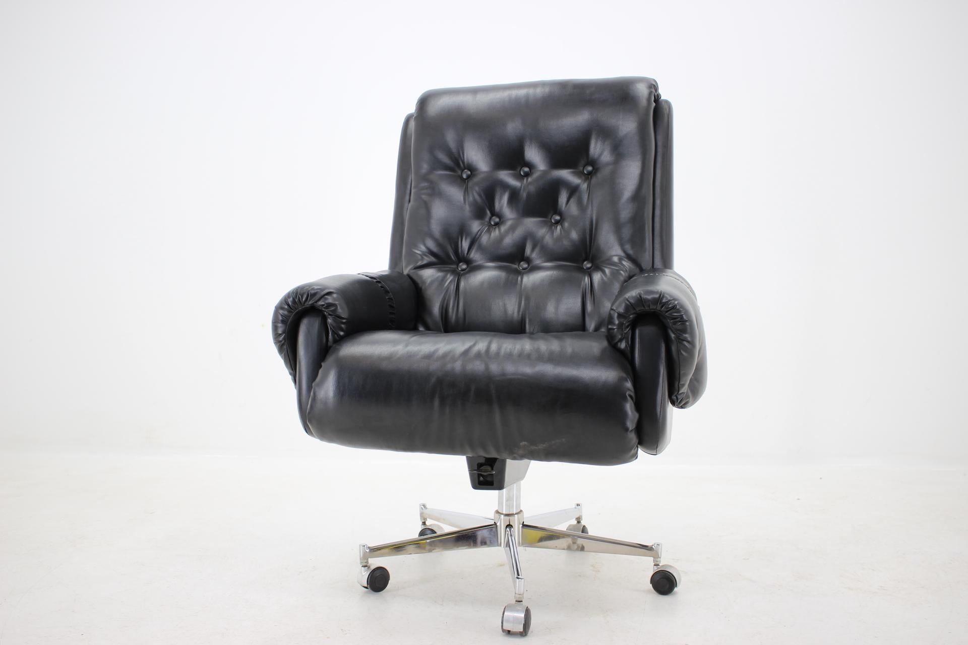 Late 20th Century Scandinavian Style Leather Office Swivel Armchairs, 1970s For Sale