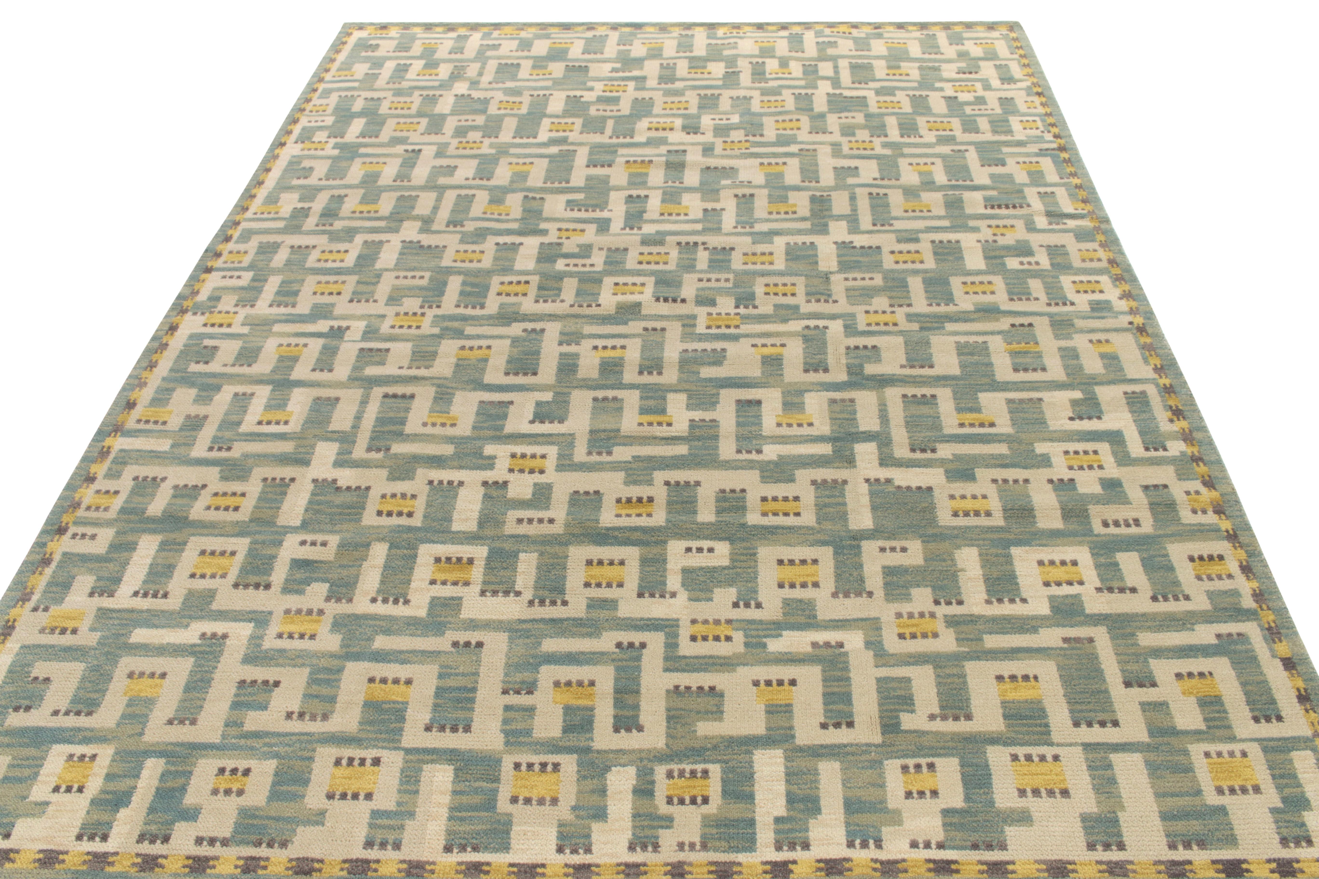 Noué à la main en laine, ce tapis scandinave 9x12 de la collection Rug & Kilim présente un motif géométrique labyrinthe en blanc cassé, jaune canari accompagné de points gris et d'une bordure alternée de couleur similaire. Le tout est