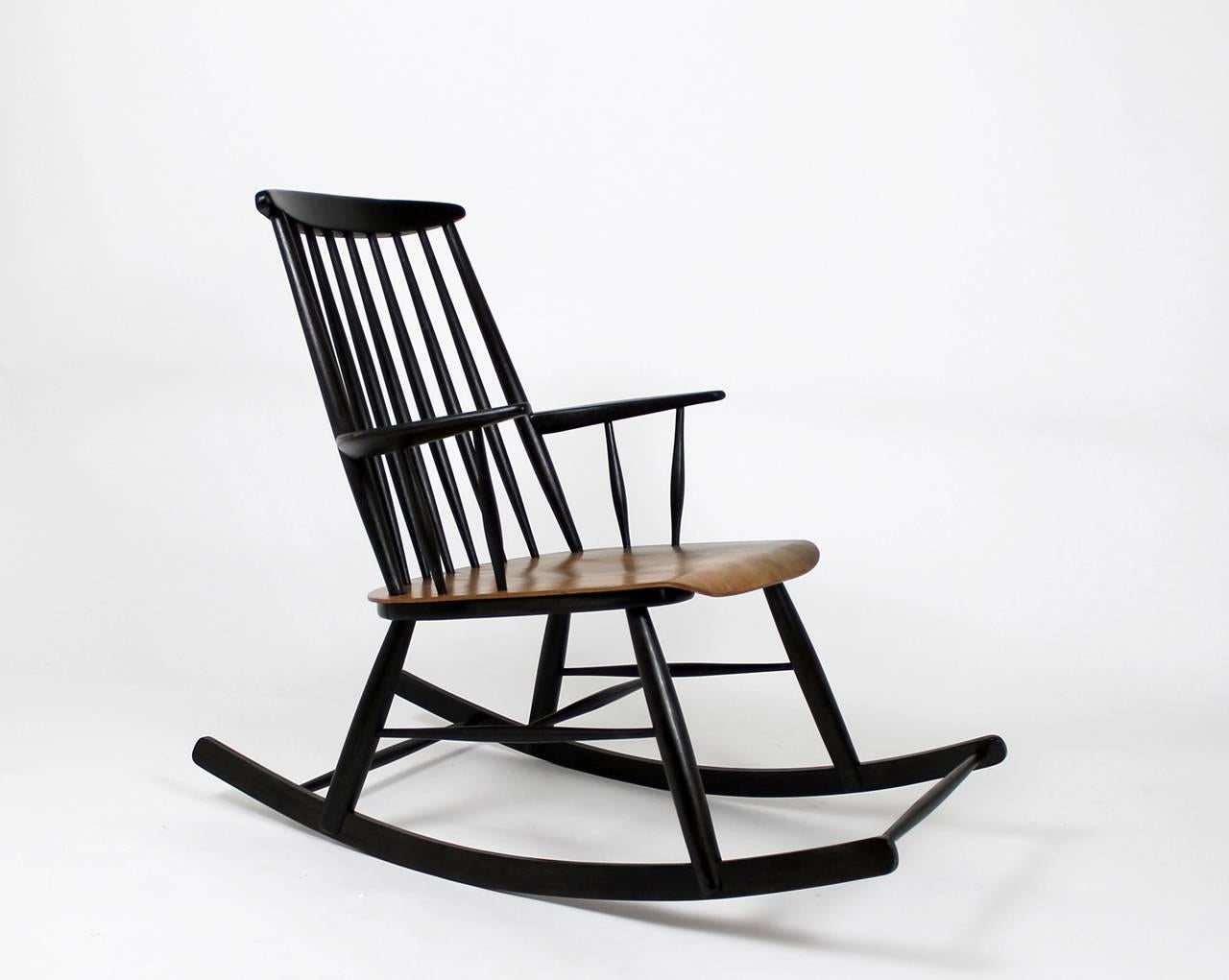 This rocking chair with a plywood seat is from the 1960s, and is in a style reminiscent of Ilmari Tapiovaara for Pastoe.