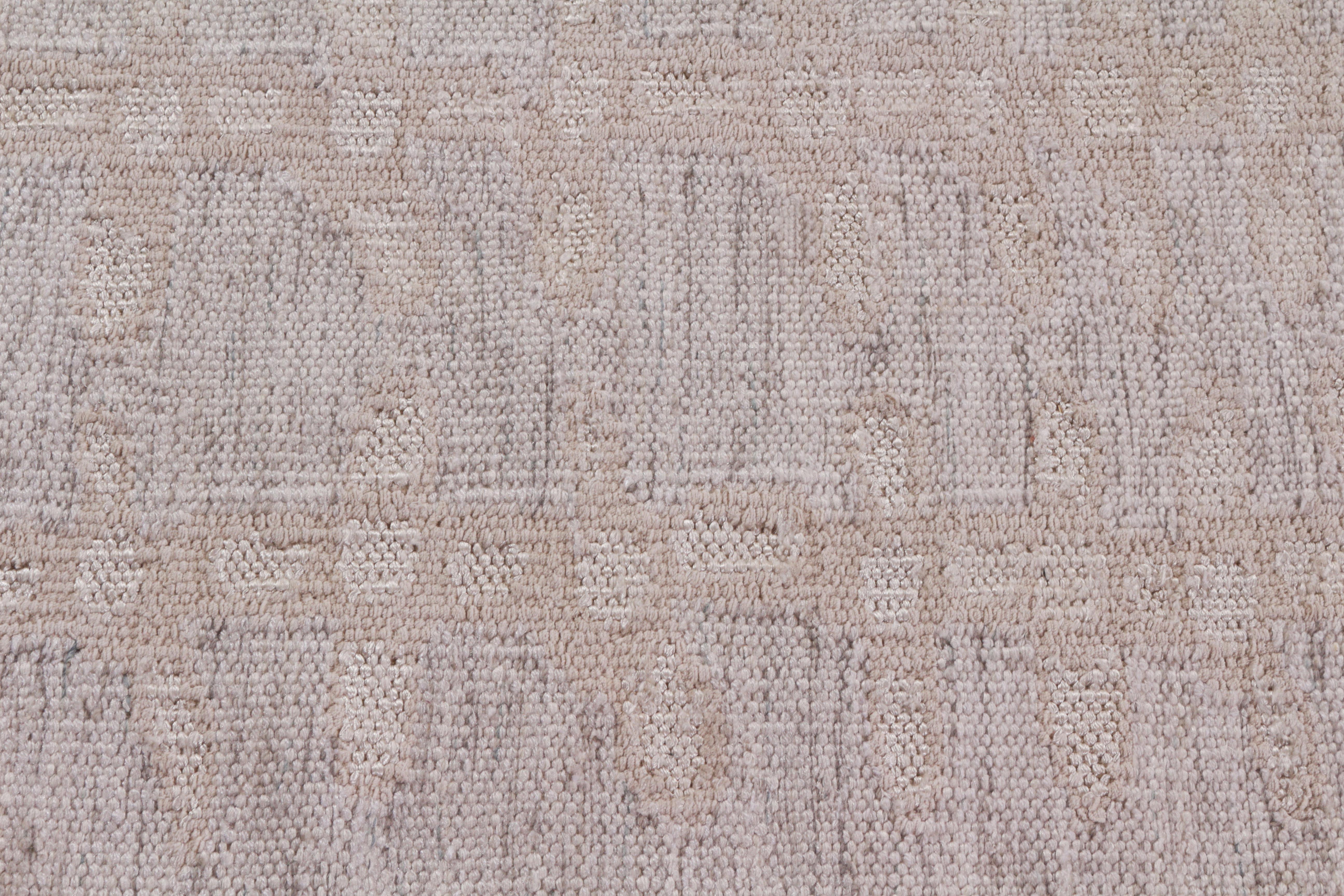 Scandinavo moderno Rug & Kilim - Tappeto in stile scandinavo con motivo geometrico beige e grigio argento in vendita
