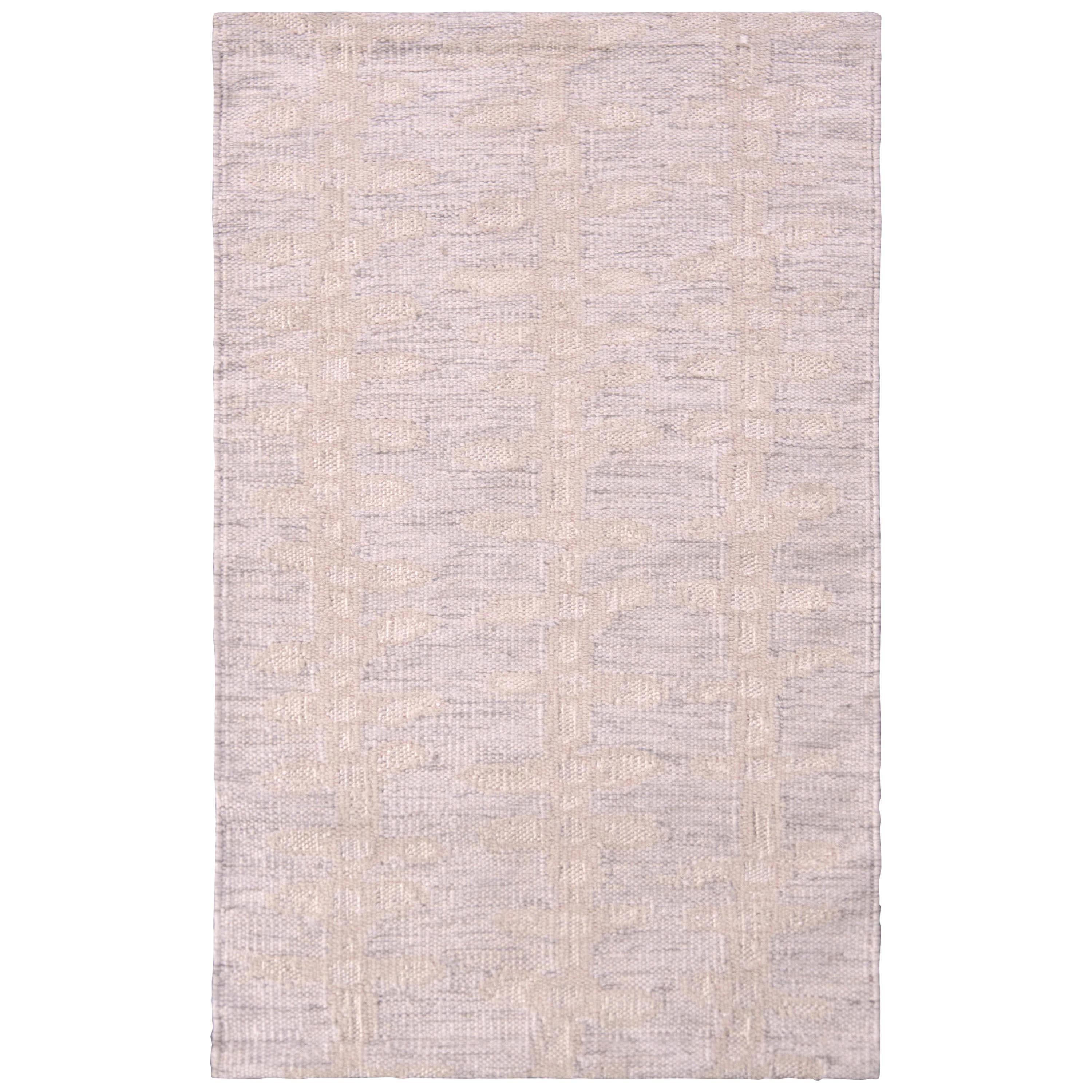 Rug & Kilim - Tappeto in stile scandinavo con motivo geometrico beige e grigio argento in vendita