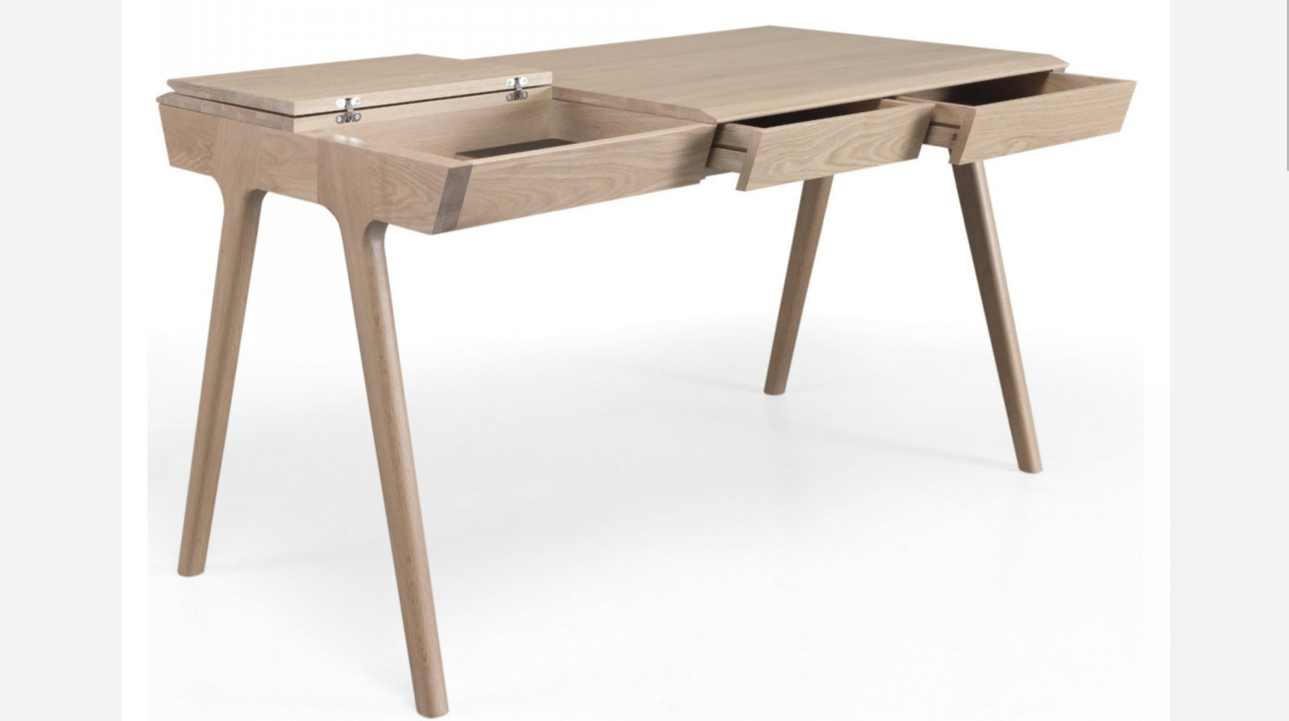 Wunderschöner handgefertigter kompakter Schreibtisch im nordischen Stil aus  Eichenholz massiv  bietet mit drei Schubladen, einem Geheimfach und zwei Deckelfächern eine echte Stauraumlösung. Minimalistisch, elegant und praktisch. Hochwertige