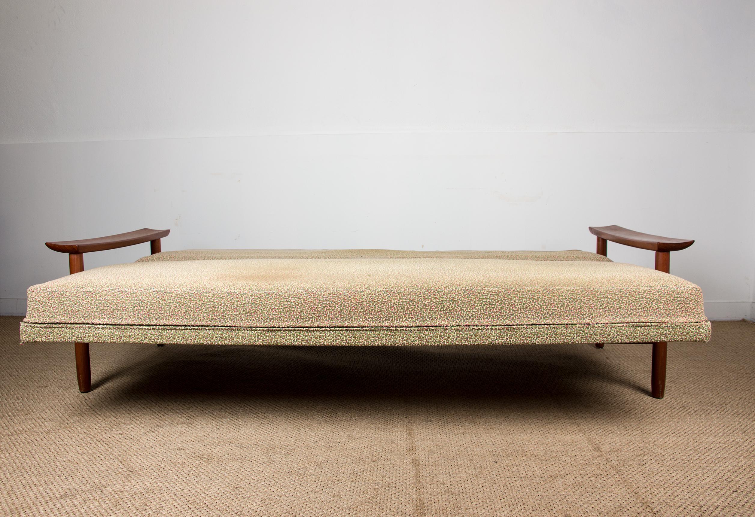 Canapé/lit de 4 places en teck massif et tissu de style scandinave par Gerard Guermonprez 8