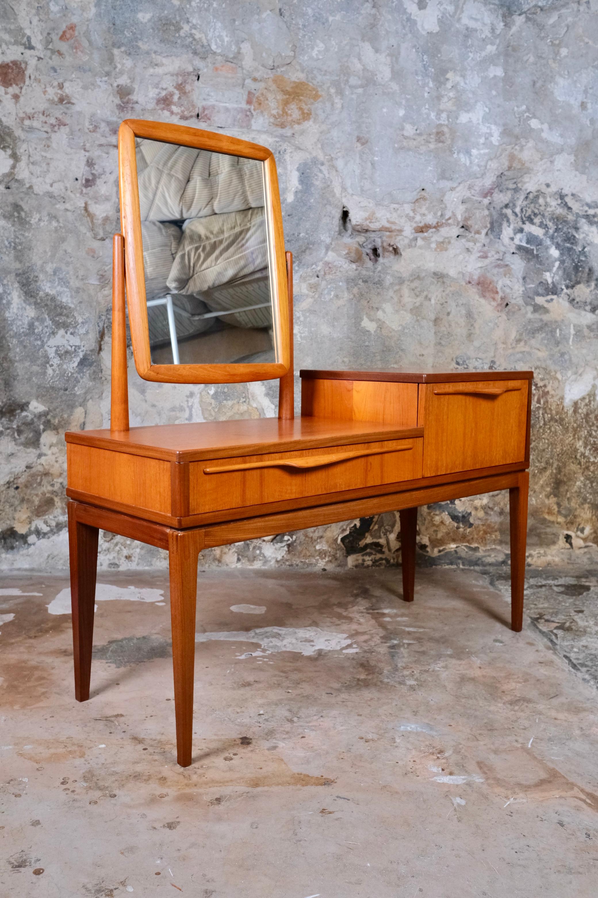 Scandinavian-style teak vanity table, made in France, 1960s In Good Condition In Lyon, FR
