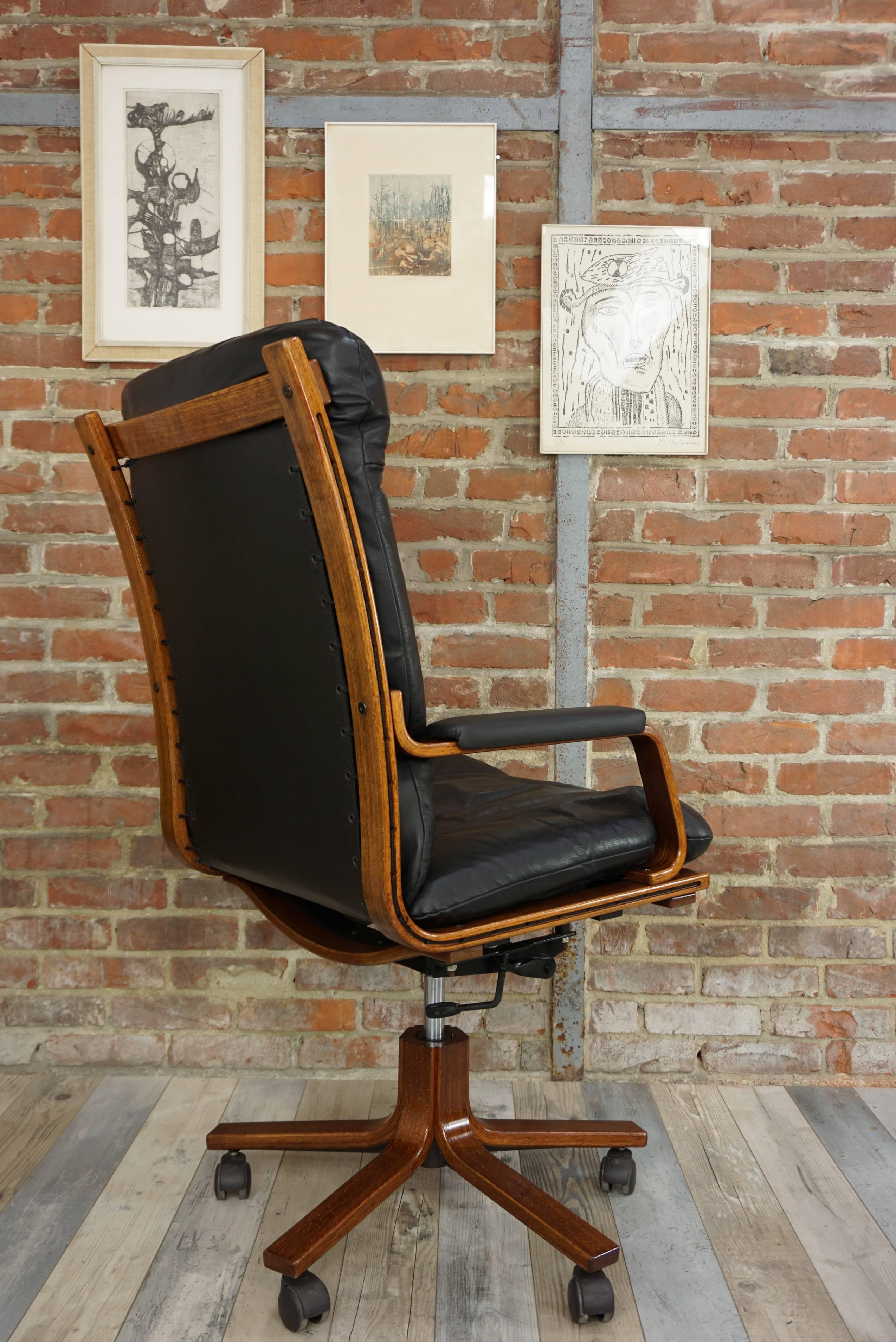 Scandinavian Style Wooden and Black Leather Swivel Office Armchair In Excellent Condition In Tourcoing, FR
