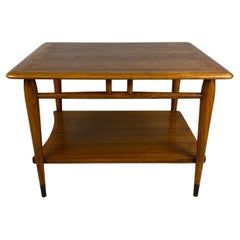 Table basse ou table d'appoint en bois de style scandinave avec étagère inférieure