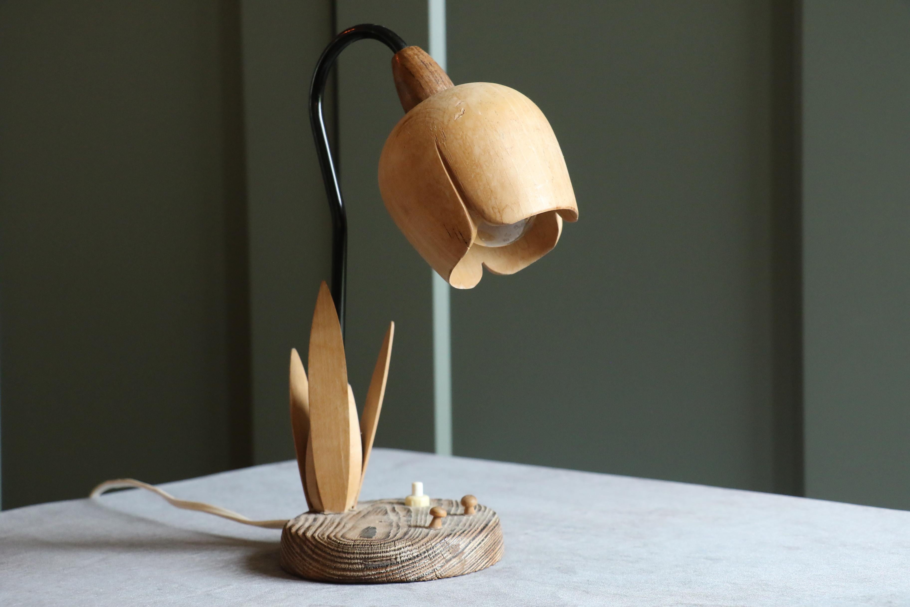 Skandinavischer Stil Holz Tulip Tischlampe, handgefertigt Mitte 20.

Diese elegante Tischleuchte ist ein schönes Beispiel für skandinavisch inspiriertes Design, das mit viel Liebe zum Detail handgefertigt wurde. Der hölzerne Lampenschirm in Form