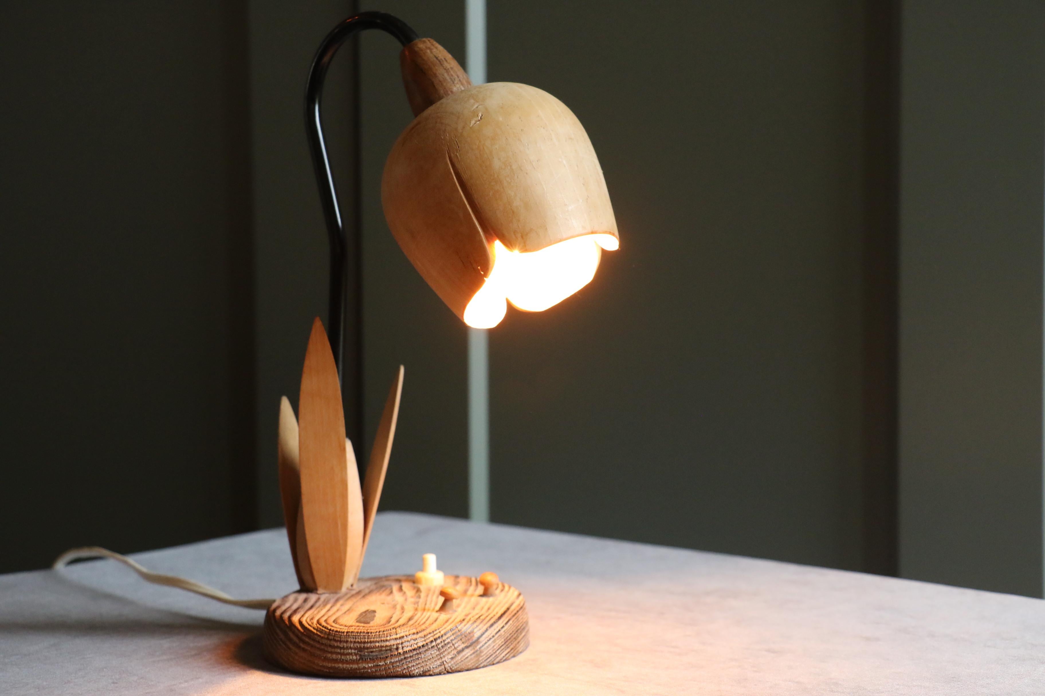 Skandinavischer Stil Holz Tulip Tischlampe, handgefertigt Mitte 20. (Europäisch) im Angebot
