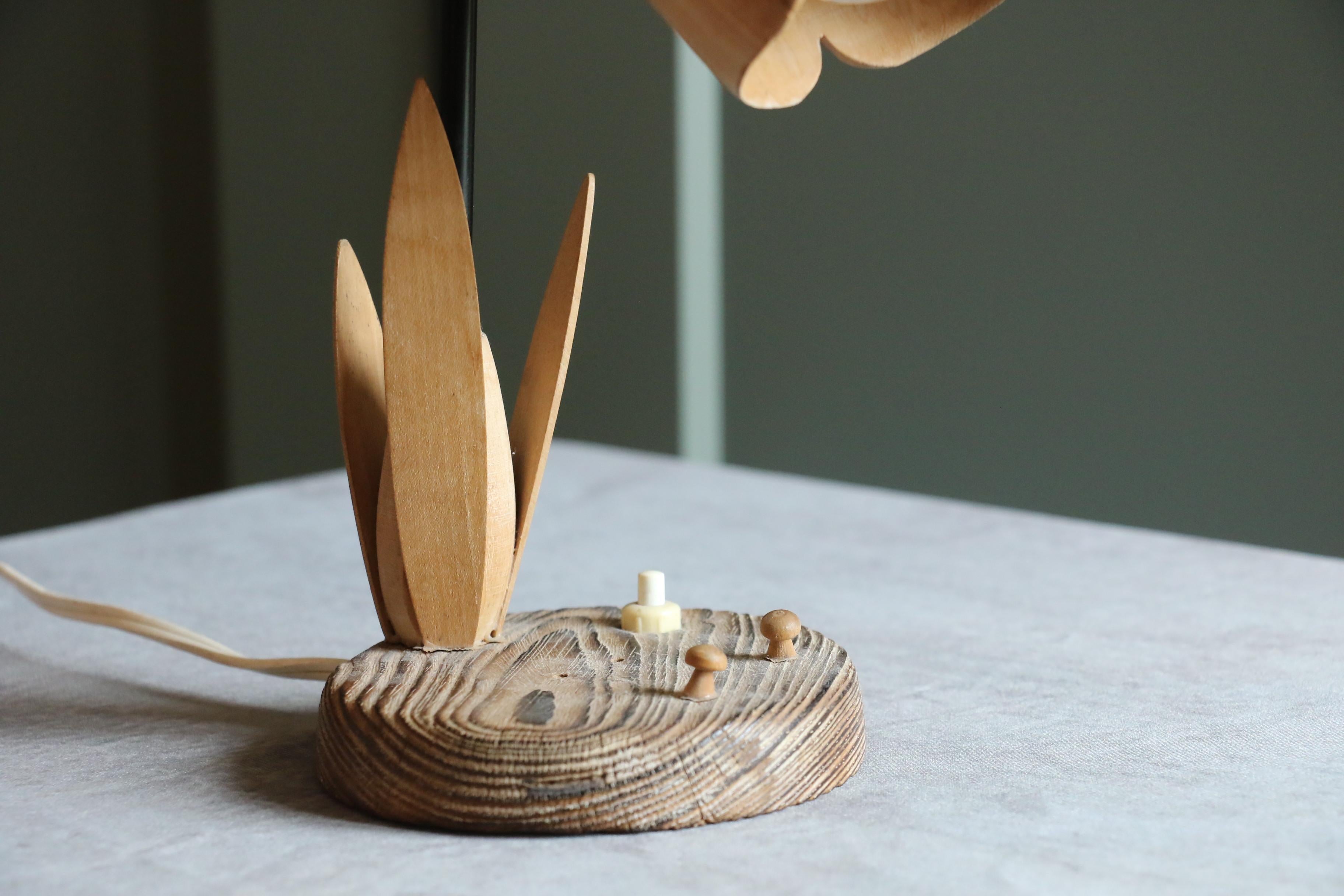 Skandinavischer Stil Holz Tulip Tischlampe, handgefertigt Mitte 20. (20. Jahrhundert) im Angebot