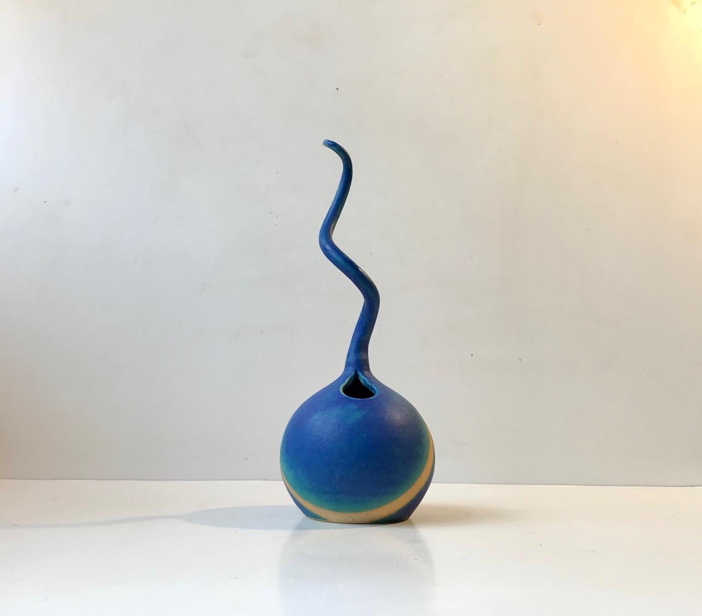 Fin du 20e siècle Sculpture scandinave en céramique surréaliste, vase, années 1970 en vente
