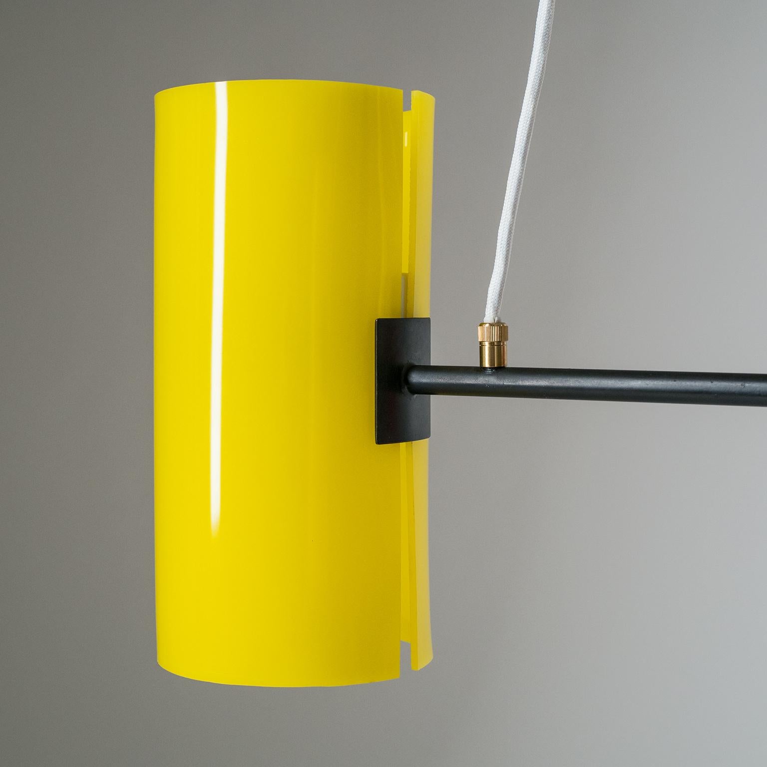 Lampe à suspension scandinave, années 1960, rouge, jaune et blanc Bon état - En vente à Vienna, AT