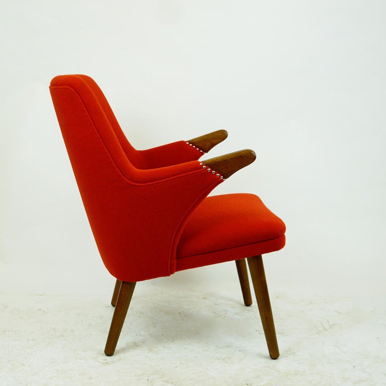 Scandinavian Svend Skipper Mini Bear Teak Lounge Chair with New Red Fabric For Sale 4