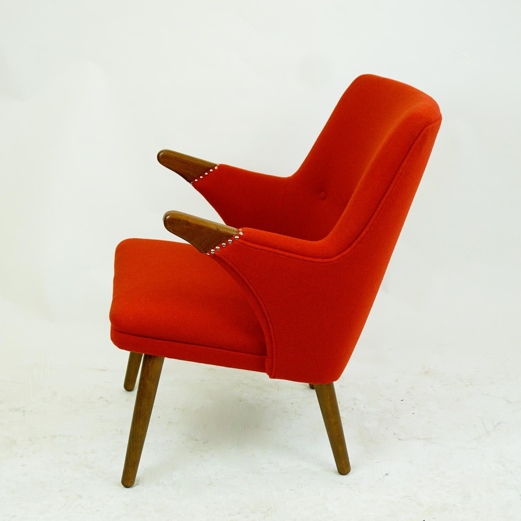 Scandinavian Svend Skipper Mini Bear Teak Lounge Chair with New Red Fabric In Good Condition For Sale In Vienna, AT