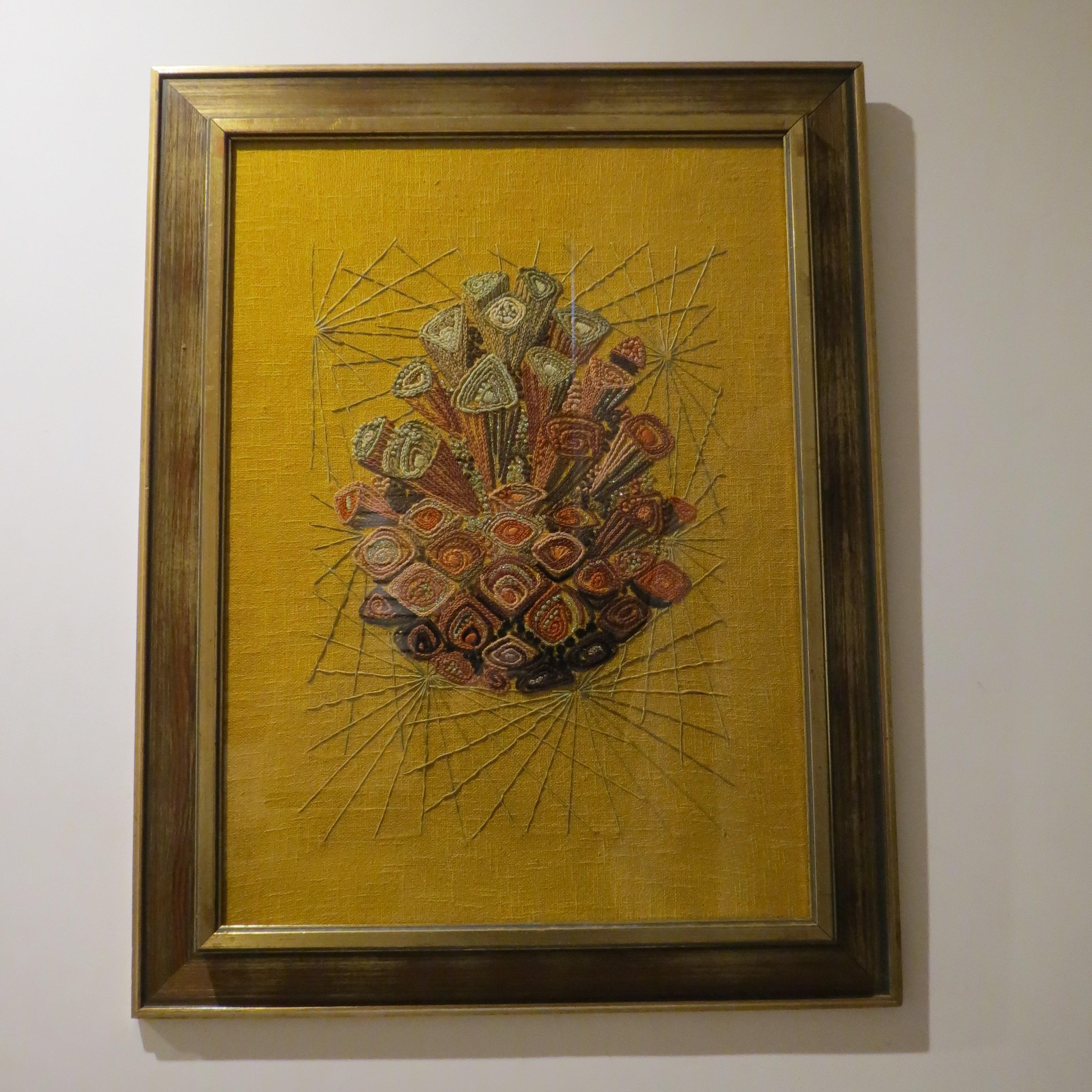 Scandinavo, svedese, 1960, appeso alla parete, arazzo con foto, arte murale
Un lavoro ad ago crewel di Wood, realizzato a mano, in legno e filo di seta su tela, montato su tavola, incorniciato con vetro frontale.  Risale agli anni '70, con il timbro