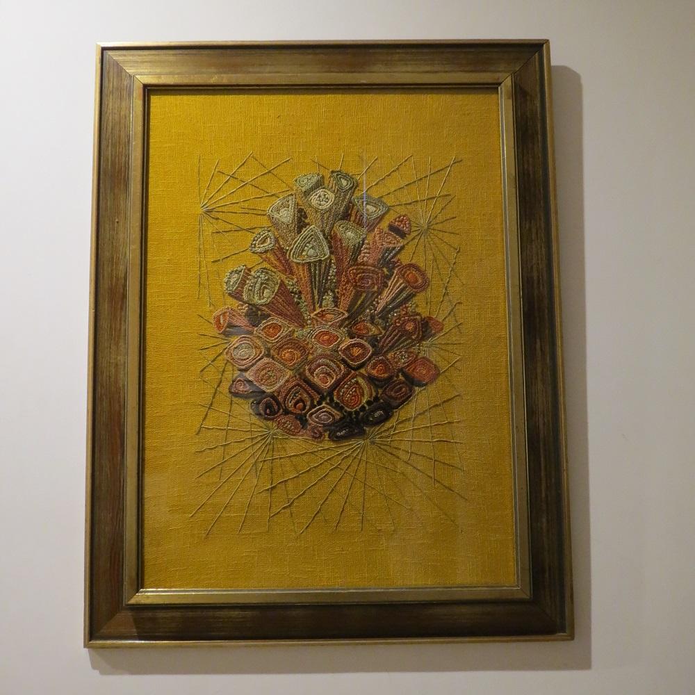 Skandinavisch Schwedisch 1960er Jahre Wandbehang Crewel Tapestry Bild Wandkunst
Ein sehr gut ausgeführtes, handgefertigtes schwedisches Krewelhandwerk, Holz und Seidenfaden auf Leinwand, auf Karton montiert, gerahmt mit Glasfront.  Datiert aus den
