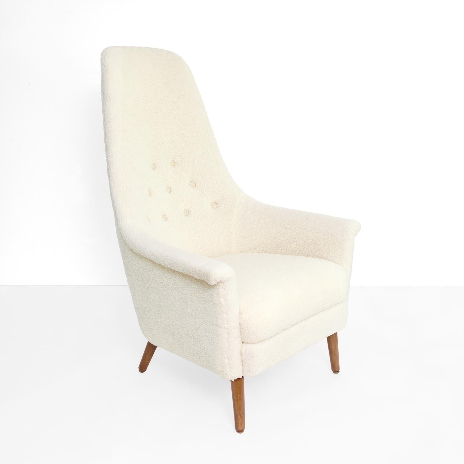 Skandinavischer SWEDISH HIGH BACK LOUNGE CHAIR IN FAUX SHEEPSKIN im Angebot 2