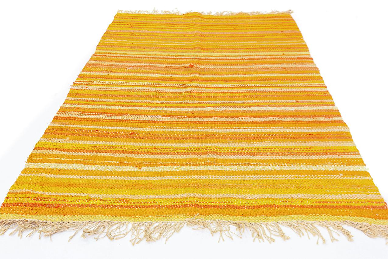 Der skandinavische Kilim Sweden Mid-Century ist ein wirklich einzigartiges und besonderes Stück, das ein minimalistisches, farbenfrohes Design in leuchtenden Orange-, Gelb- und Rosatönen präsentiert. Dieser Kelim ist ein bemerkenswertes Textil, das