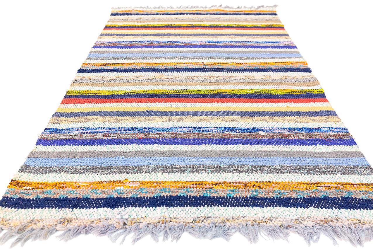 Se trata de un Kilim Sueco Escandinavo Multicolor con un tejido vibrante y cautivador que muestra los ricos colores y la artesanía tradicional del diseño sueco. Este kilim destaca como pieza notable por su paleta multicolor, en la que se mezclan